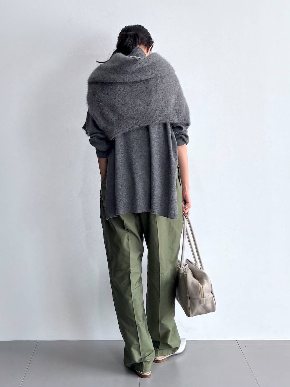 シルバー系のパンプス、グレー系のニット/セーター、グレー系のニット/セーターを着用したレディースの秋コーディネートの4枚目の写真