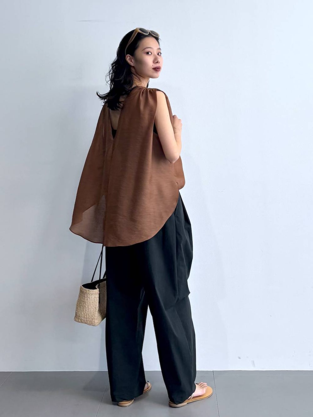 「ノースリーブ、ブラウス、パンツ、ワイドパンツ、サンダル、バッグ、ブレスレット、ブラウン、ヘルシー、トラッド、ナチュラル、高見え、休日コーデ、楽ちんコーデ、女子会」|「The Bagmatiの【BAGMATI】スクエアバッグ(かごバッグ、ベージュ系)」を使った、blmikuroさん(レディース・164cm)の夏コーディネートの6枚目の写真