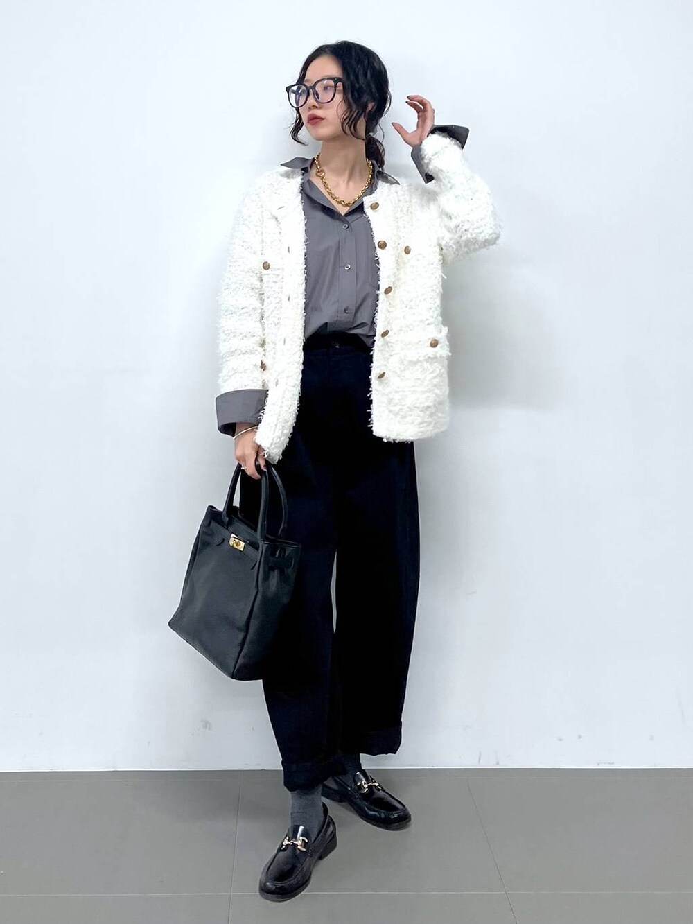 「シャツ、バッグ、トラッド、ナチュラル、高見え、休日コーデ、楽ちんコーデ、女子会、着痩せ、女子ウケ、BABYLONE、着痩せ・細見え、大人カジュアル、カーディガン、ジャケット」｜「Laura LombardiのLaura Lombardi / PORTRAITネックレス（ネックレス、ブラウン系）」を使った、blmikuroさん（レディース・164cm）の冬コーディネートの3枚目の写真