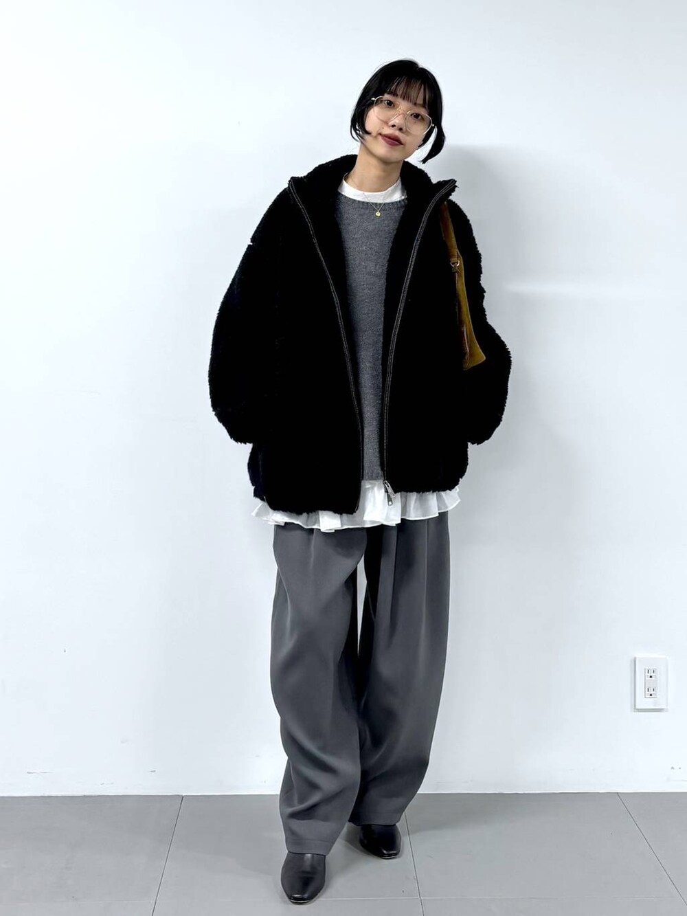 グレー系のその他パンツ、グレー系のニット/セーター、ブラック系のブーツを着用したレディースの冬コーディネートの4枚目の写真