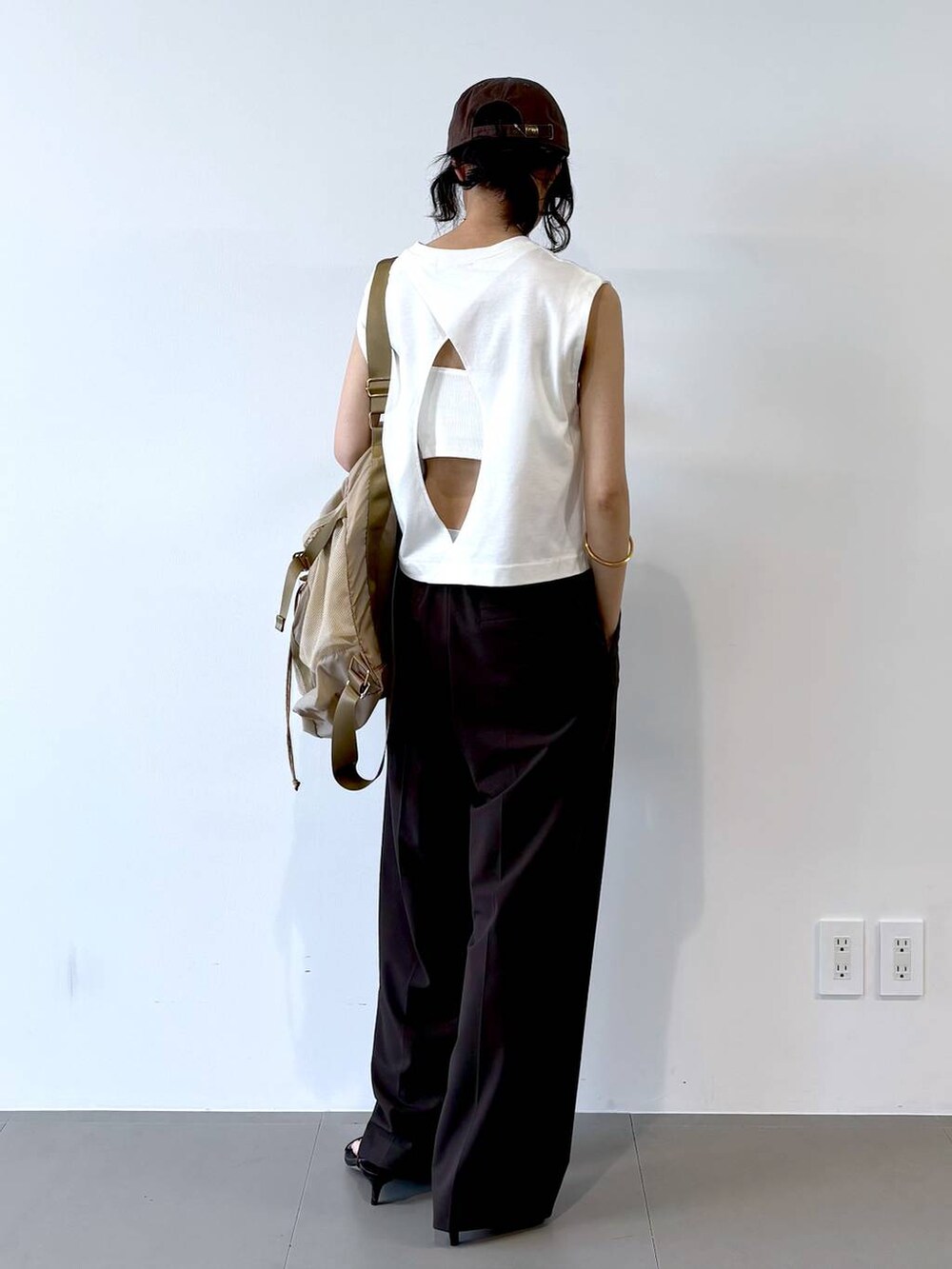 ホワイト系のTシャツ/カットソー、ブラック系のサンダル、ブラウン系のその他パンツを着用したレディースの夏コーディネートの4枚目の写真
