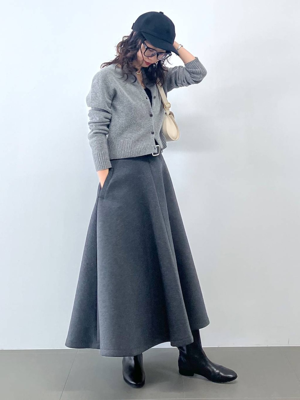 「休日コーデ、モード、トラッド、カジュアル、楽ちんコーデ、女子会、着痩せ、女子ウケ、ハンサム、ナチュラル、BABYLONE、着痩せ・細見え、大人カジュアル、モノトーン、ワントーン」｜「upperhightsの【upper hights】ウールキャップ（キャップ、ブラック系）」を使った、blmikuroさん（レディース・163cm）の秋コーディネートの2枚目の写真