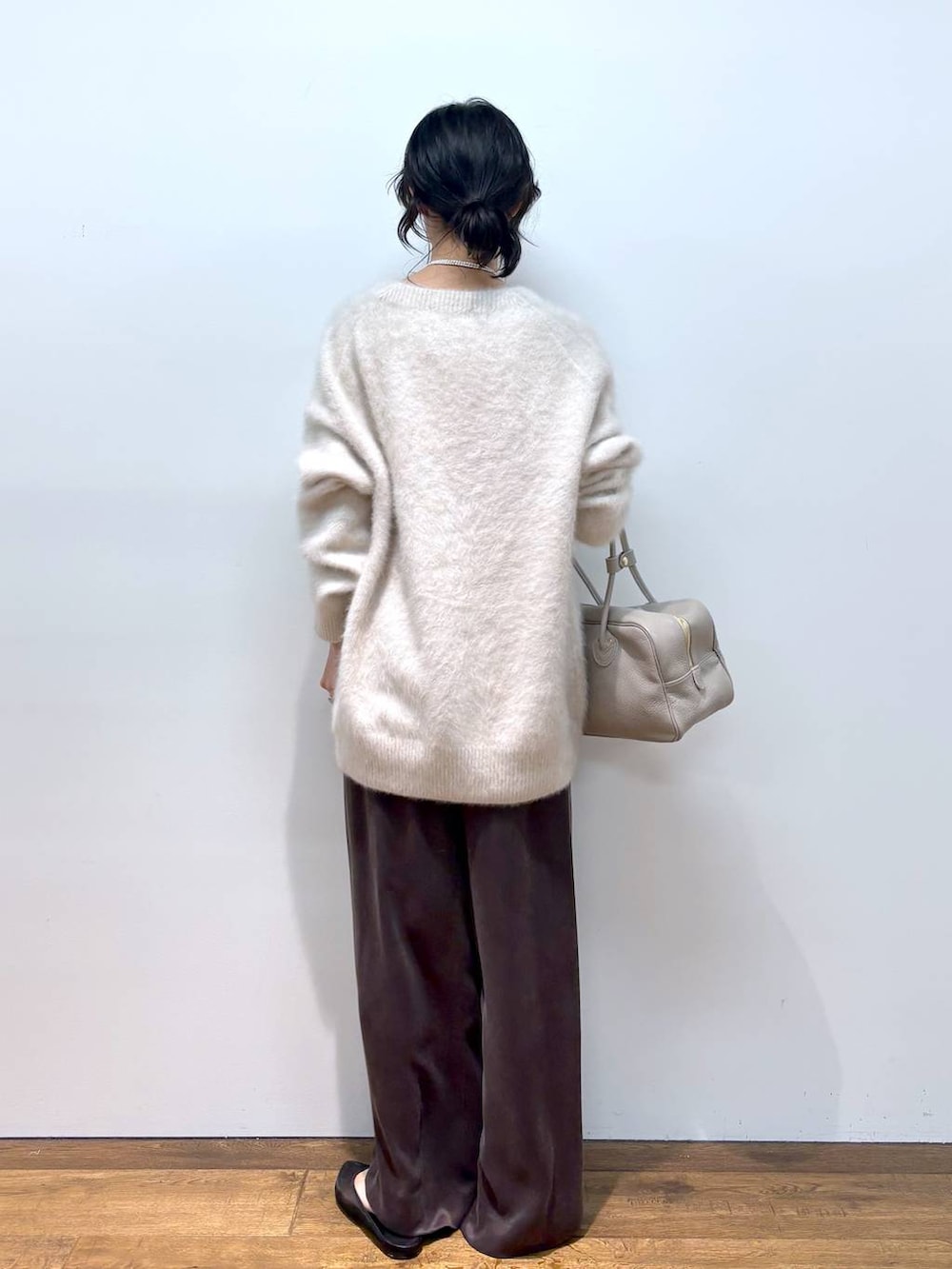 ホワイト系のカーディガン/ボレロ、ブラック系のパンプス、ブラウン系のその他パンツを着用したレディースの秋コーディネートの4枚目の写真