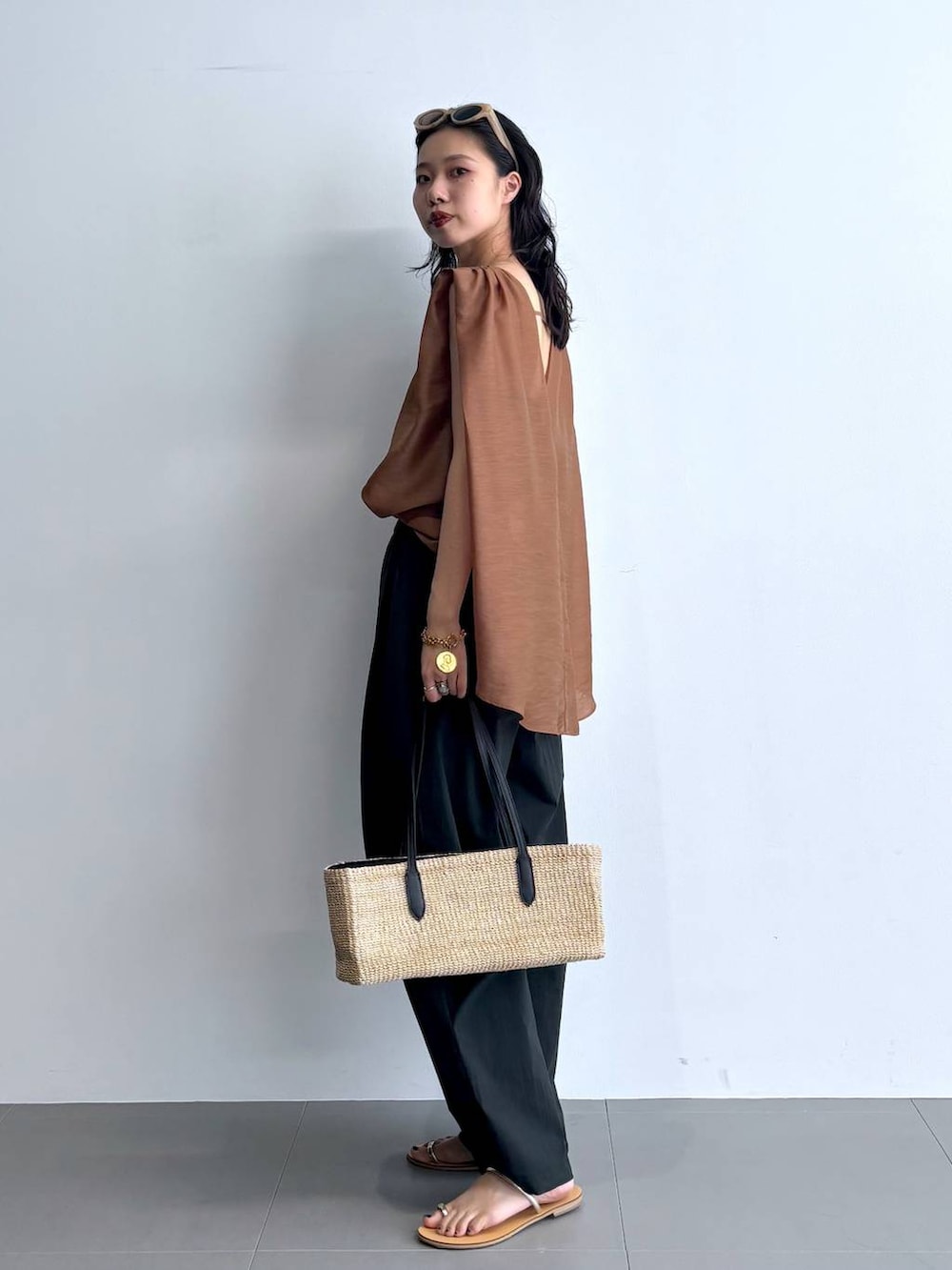 「ノースリーブ、ブラウス、パンツ、ワイドパンツ、サンダル、バッグ、ブレスレット、ブラウン、ヘルシー、トラッド、ナチュラル、高見え、休日コーデ、楽ちんコーデ、女子会」|「The Bagmatiの【BAGMATI】スクエアバッグ(かごバッグ、ベージュ系)」を使った、blmikuroさん(レディース・164cm)の夏コーディネートの5枚目の写真
