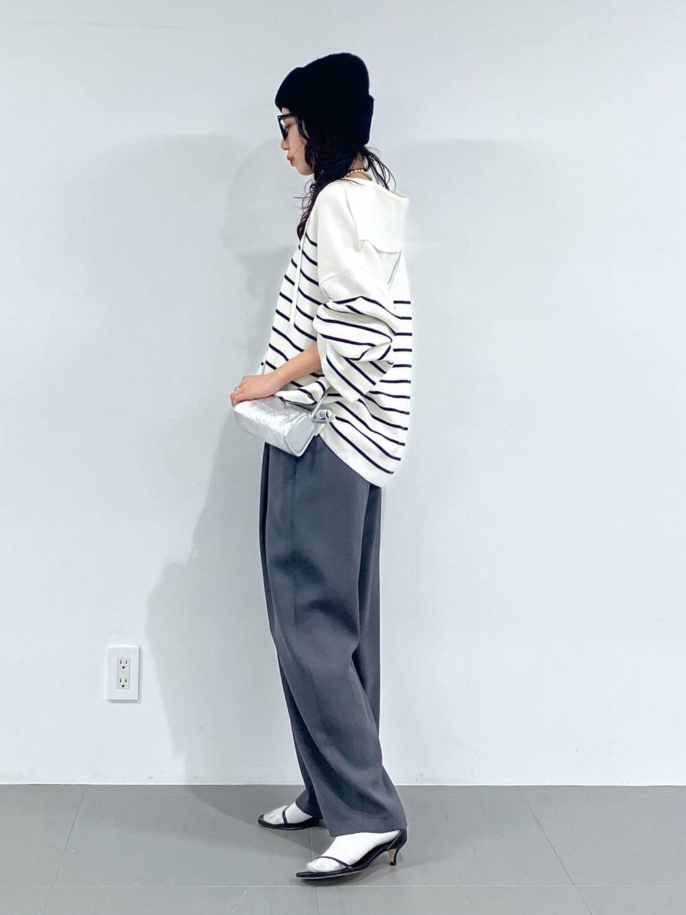 シルバー系のショルダーバッグ、グレー系のその他パンツ、ホワイト系のニット/セーターを着用したレディースの冬コーディネートの3枚目の写真