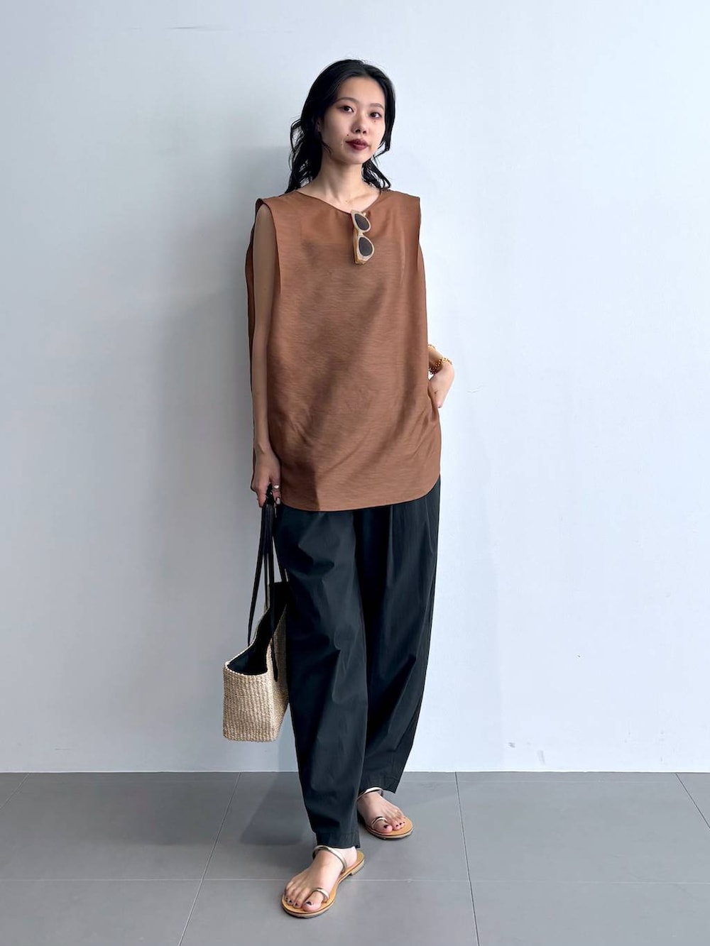 「ノースリーブ、ブラウス、パンツ、ワイドパンツ、サンダル、バッグ、ブレスレット、ブラウン、ヘルシー、トラッド、ナチュラル、高見え、休日コーデ、楽ちんコーデ、女子会」|「The Bagmatiの【BAGMATI】スクエアバッグ(かごバッグ、ベージュ系)」を使った、blmikuroさん(レディース・164cm)の夏コーディネートの2枚目の写真