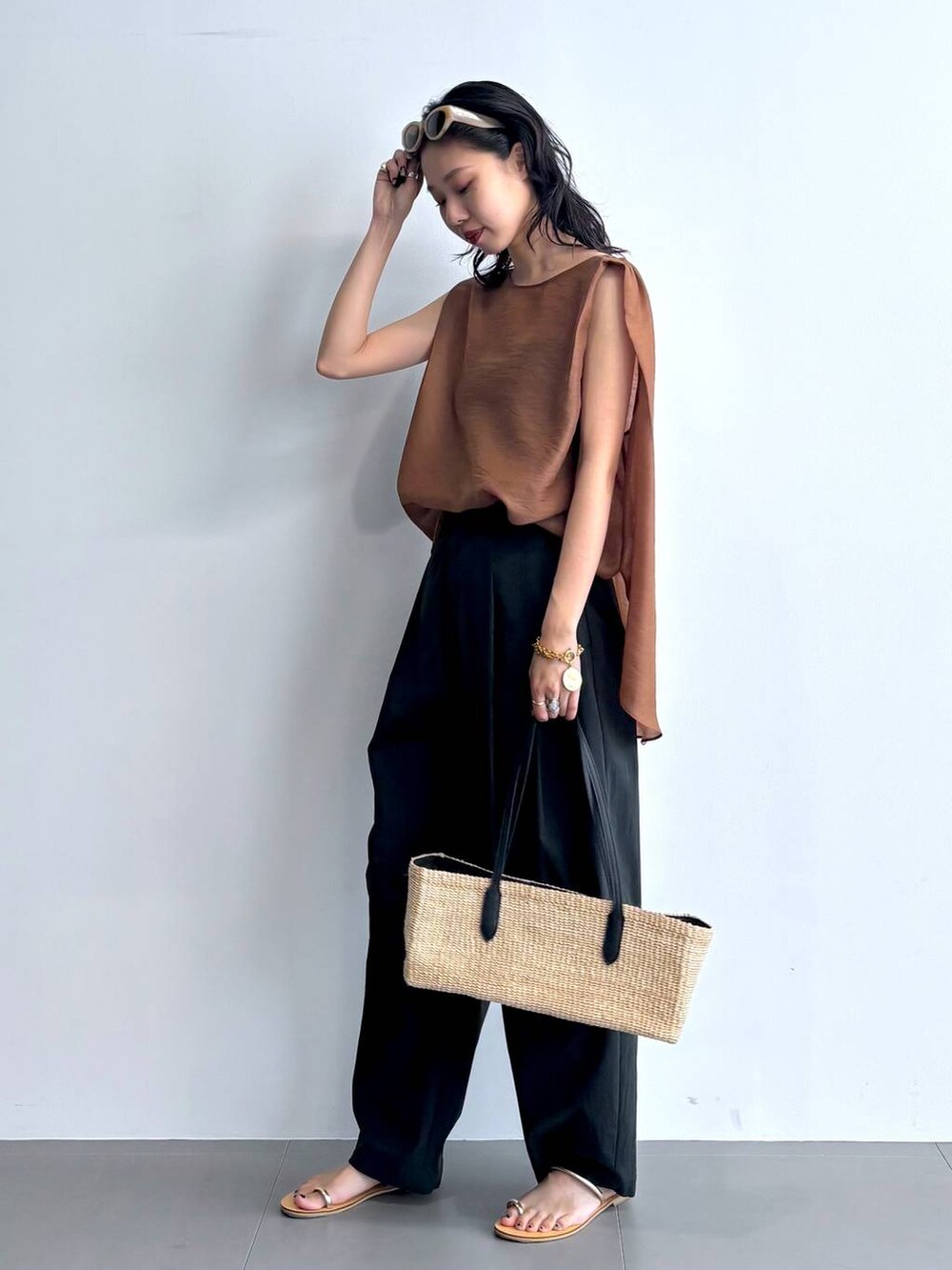 「ノースリーブ、ブラウス、パンツ、ワイドパンツ、サンダル、バッグ、ブレスレット、ブラウン、ヘルシー、トラッド、ナチュラル、高見え、休日コーデ、楽ちんコーデ、女子会」|「The Bagmatiの【BAGMATI】スクエアバッグ(かごバッグ、ベージュ系)」を使った、blmikuroさん(レディース・164cm)の夏コーディネートの4枚目の写真
