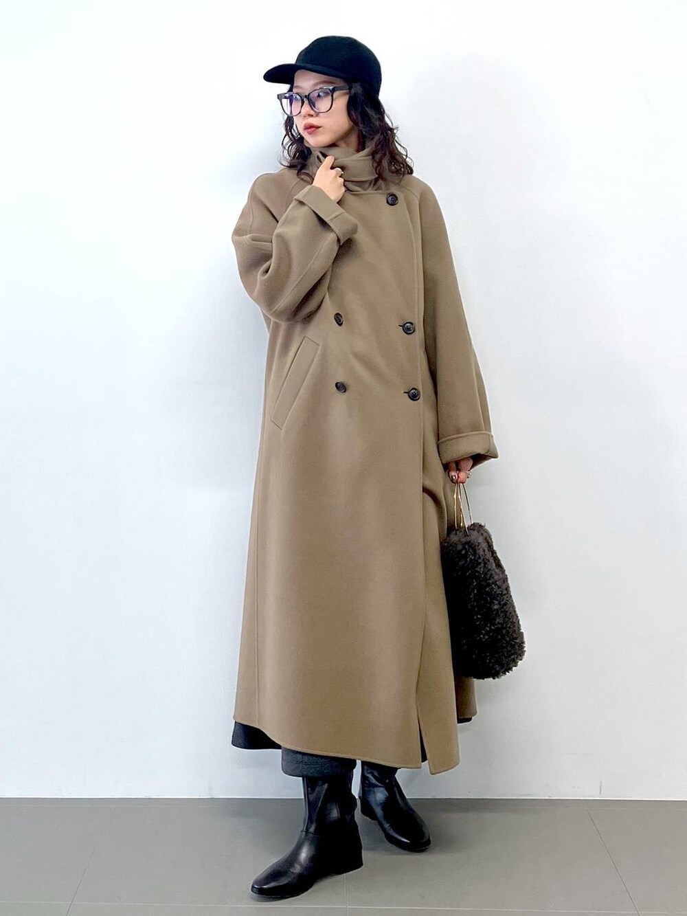 グレー系のハンドバッグ、グレー系のカーディガン/ボレロ、グリーン系のステンカラーコートを着用したレディースの秋コーディネートの7枚目の写真