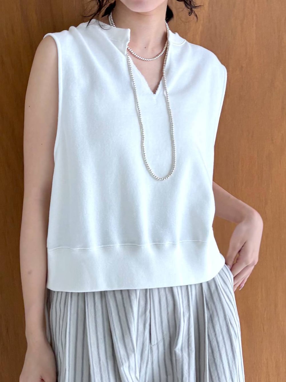 ホワイト系のTシャツ/カットソー、ベージュ系のその他パンツ、ブラック系のサンダルを着用したレディースの夏コーディネートの5枚目の写真