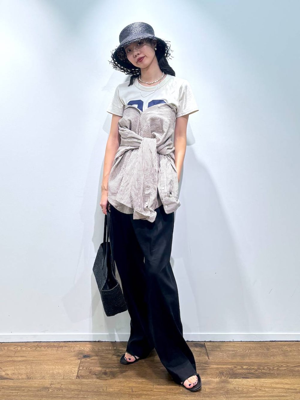 「トラッド、ナチュラル、高見え、休日コーデ、楽ちんコーデ、女子会、着痩せ、女子ウケ、BABYLONE、着痩せ・細見え、大人カジュアル、シャツ、シャツスタイル、Tシャツ、ワイドパンツ」｜「BABYLONEの【WEB限定】ストライプBIGシルエットシャツ（シャツ/ブラウス、ベージュ系）」を使った、blmikuroさん（レディース・164cm）の春コーディネートの2枚目の写真