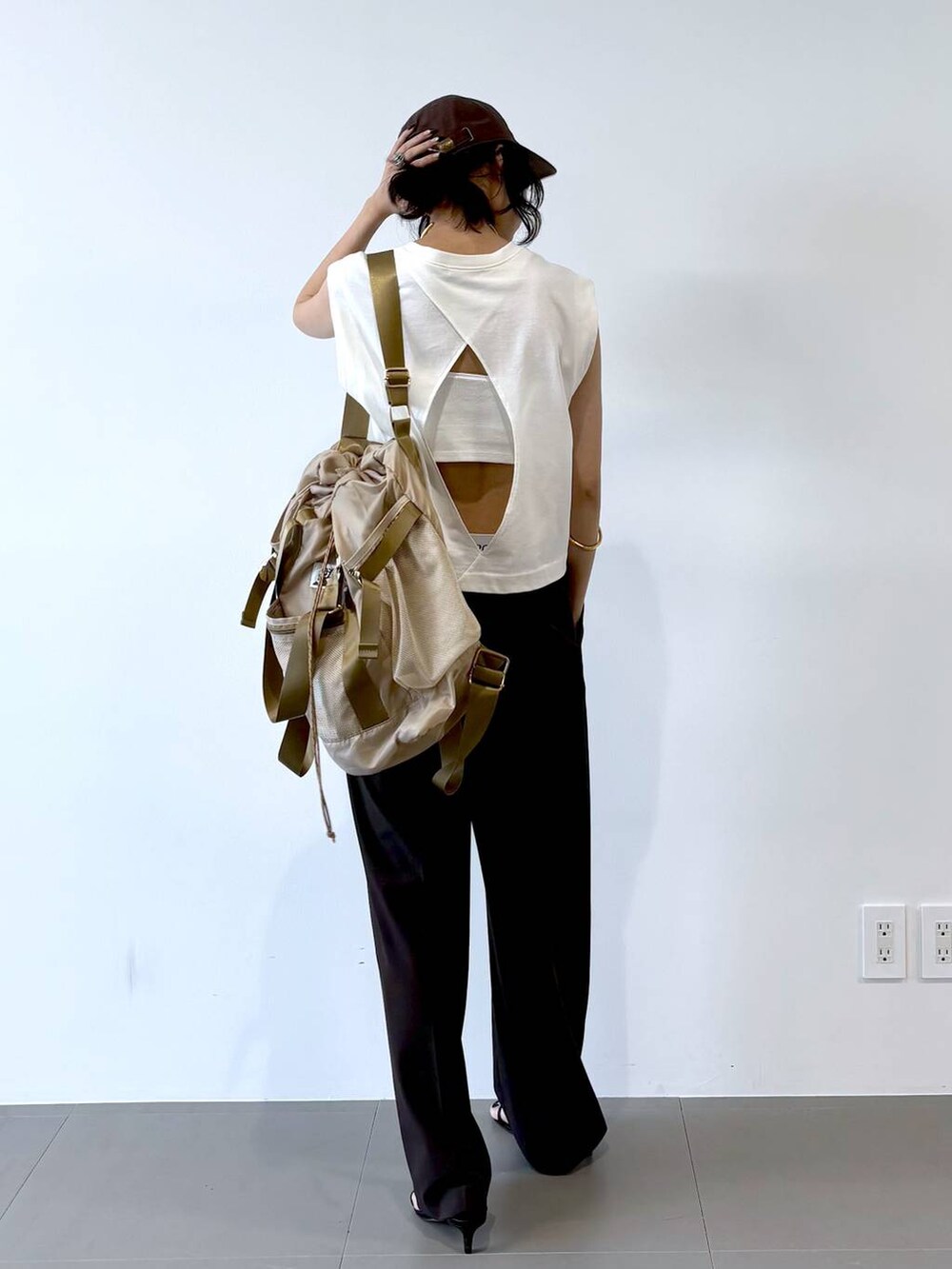 ホワイト系のTシャツ/カットソー、ブラック系のサンダル、ブラウン系のその他パンツを着用したレディースの夏コーディネートの3枚目の写真