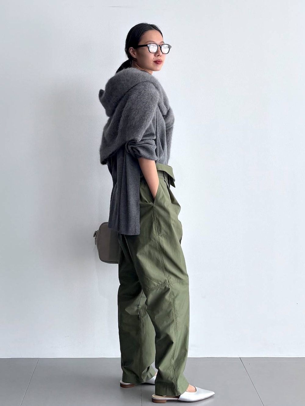 シルバー系のパンプス、グレー系のニット/セーター、グレー系のニット/セーターを着用したレディースの秋コーディネートの9枚目の写真