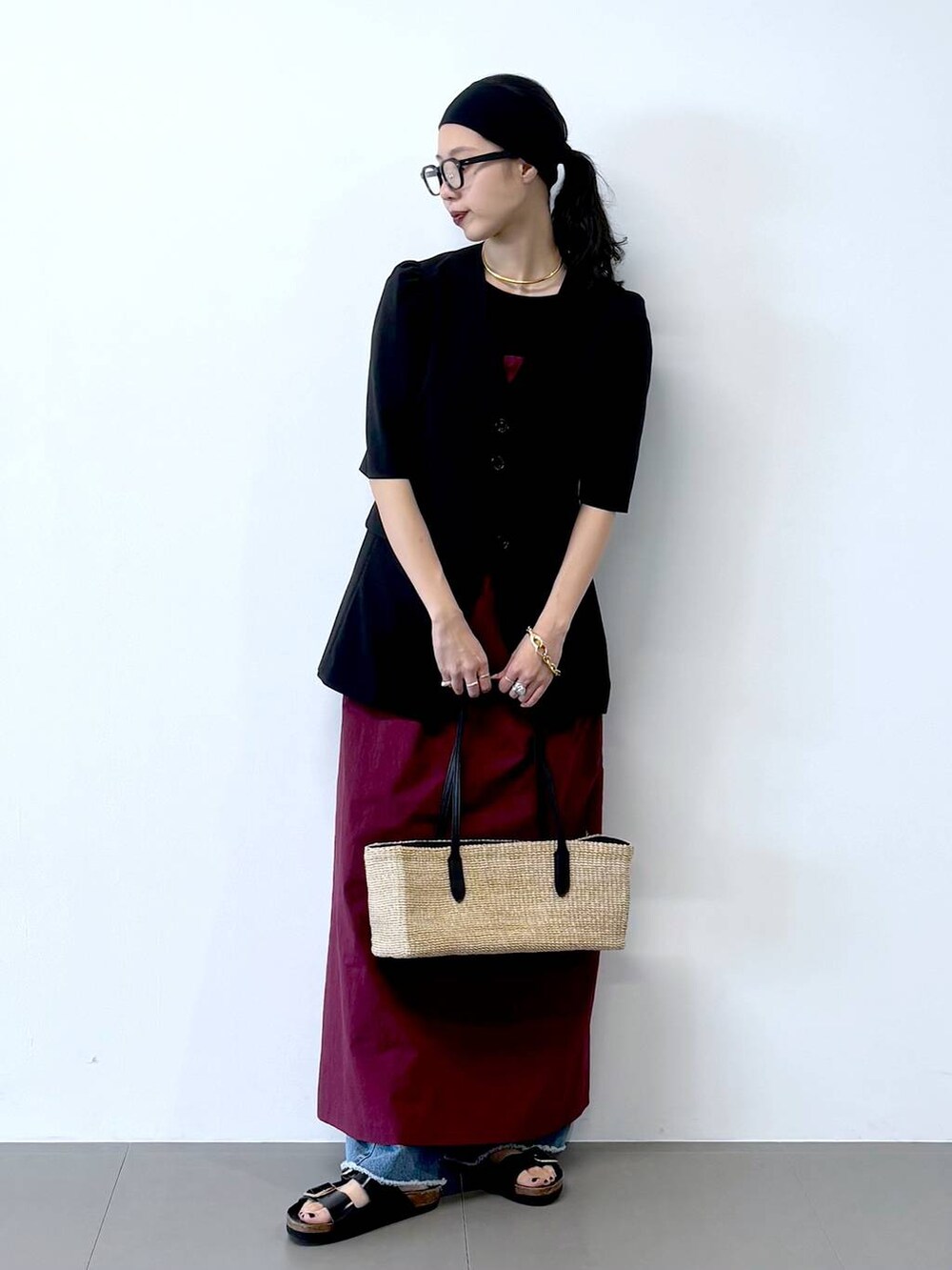 「ナチュラル、トラッド、高見え、休日コーデ、楽ちんコーデ、女子会、着痩せ、女子ウケ、BABYLONE、着痩せ・細見え、大人カジュアル、ワンピース、ジャケット、ジャケットスタイル、デニムパンツ」|「CORSO ROMA,9の【CORSO ROMA 9】2バックルサンダル(サンダル、ブラック系)」を使った、blmikuroさん(レディース・164cm)の春コーディネートの5枚目の写真