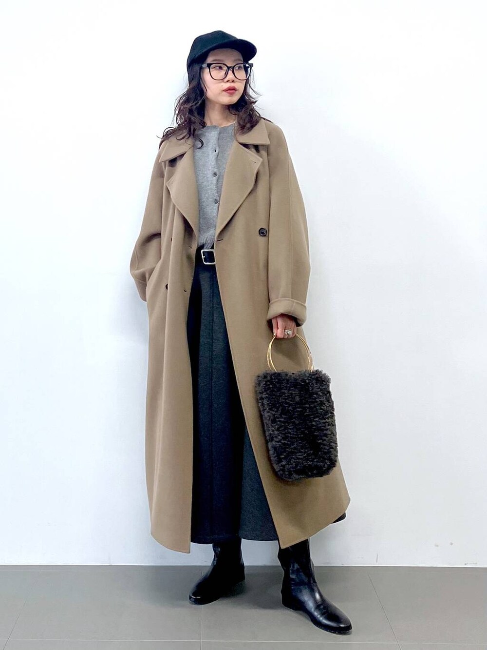 グレー系のハンドバッグ、グレー系のカーディガン/ボレロ、グリーン系のステンカラーコートを着用したレディースの秋コーディネートの5枚目の写真