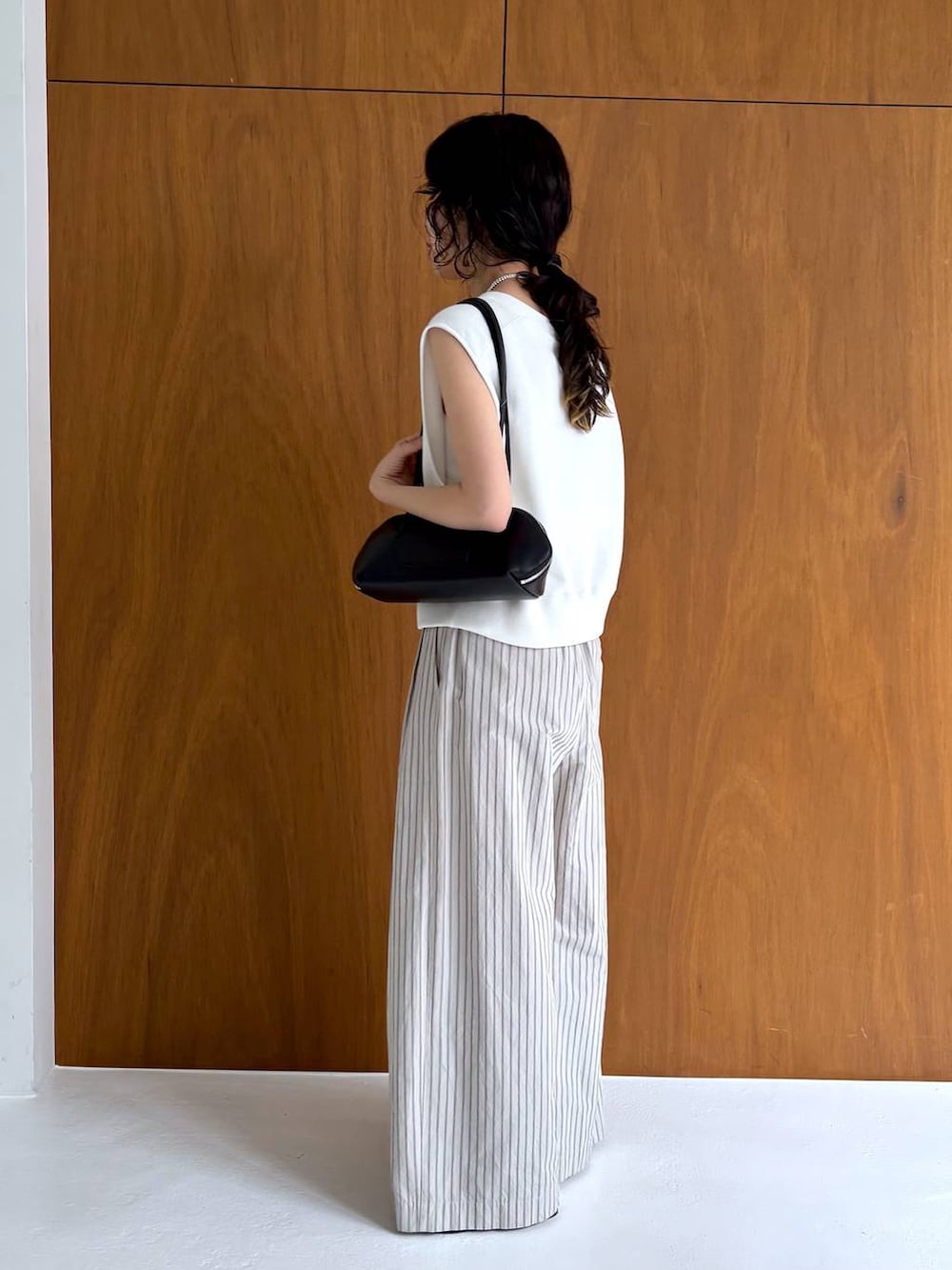 ホワイト系のTシャツ/カットソー、ベージュ系のその他パンツ、ブラック系のサンダルを着用したレディースの夏コーディネートの3枚目の写真