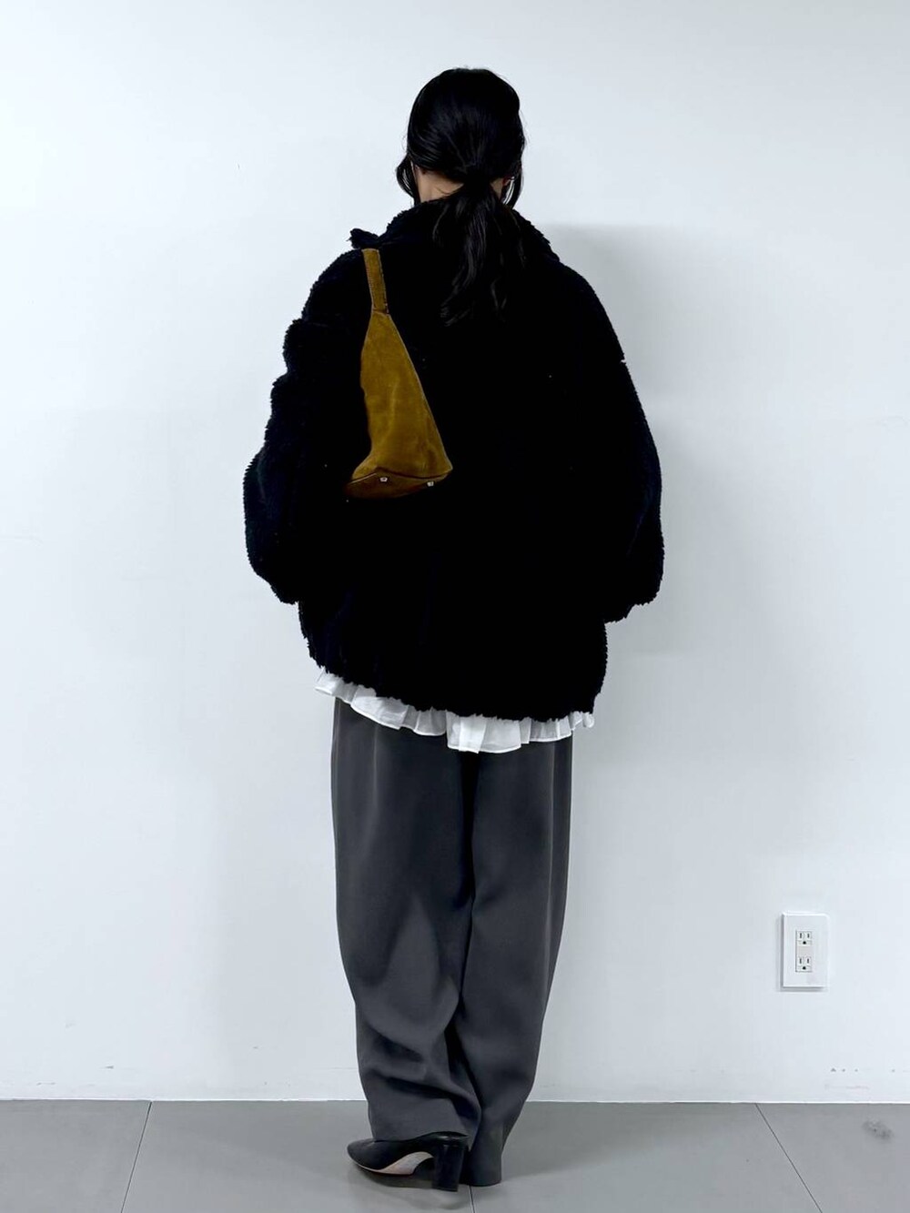 グレー系のその他パンツ、グレー系のニット/セーター、ブラック系のブーツを着用したレディースの冬コーディネートの3枚目の写真