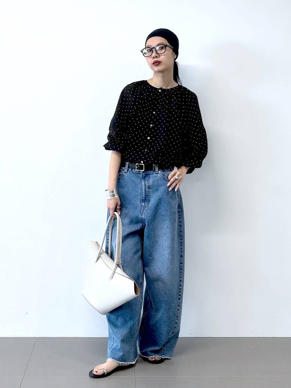 「トラッド、ナチュラル、高見え、休日コーデ、楽ちんコーデ、女子会、着痩せ、女子ウケ、BABYLONE、着痩せ・細見え、大人カジュアル、デニムパンツ、ブラウス、サンダル、バッグ」｜「BABYLONEのレザーベルト（ベルト、ブラック系）」を使った、blmikuroさん（レディース・164cm）の春コーディネートの5枚目の写真