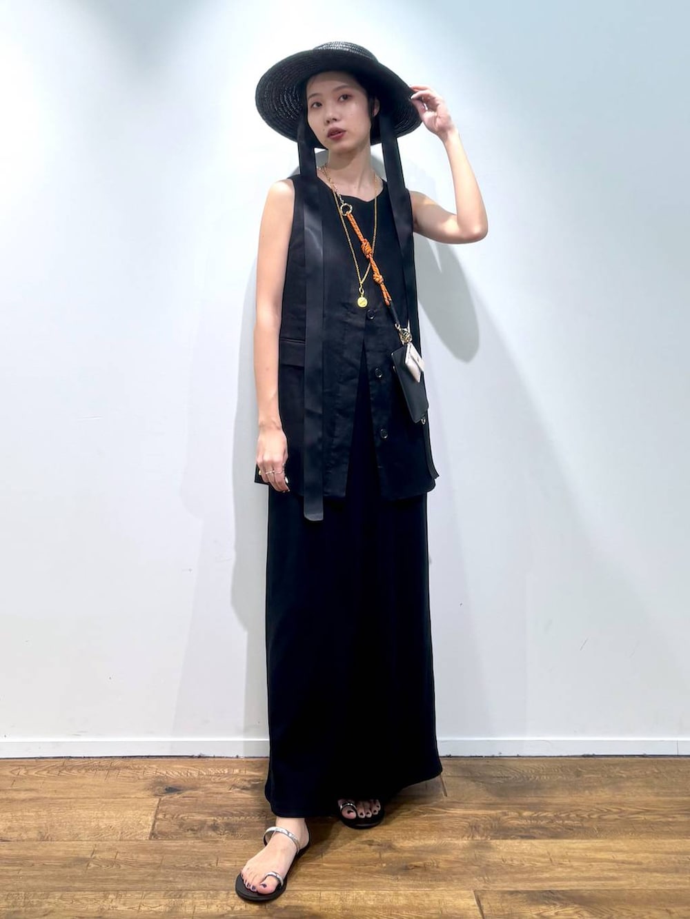 「着痩せ、楽ちんコーデ、女子会、女子ウケ、BABYLONE、着痩せ・細見え、大人カジュアル、トラッド、ナチュラル、高見え、休日コーデ、ハンサム、モード、カジュアル、ワンピース」｜「BABYLONEのリネンレーヨンストレッチジレ（ベスト、ブラック系）」を使った、blmikuroさん（レディース・164cm）の春コーディネートの8枚目の写真