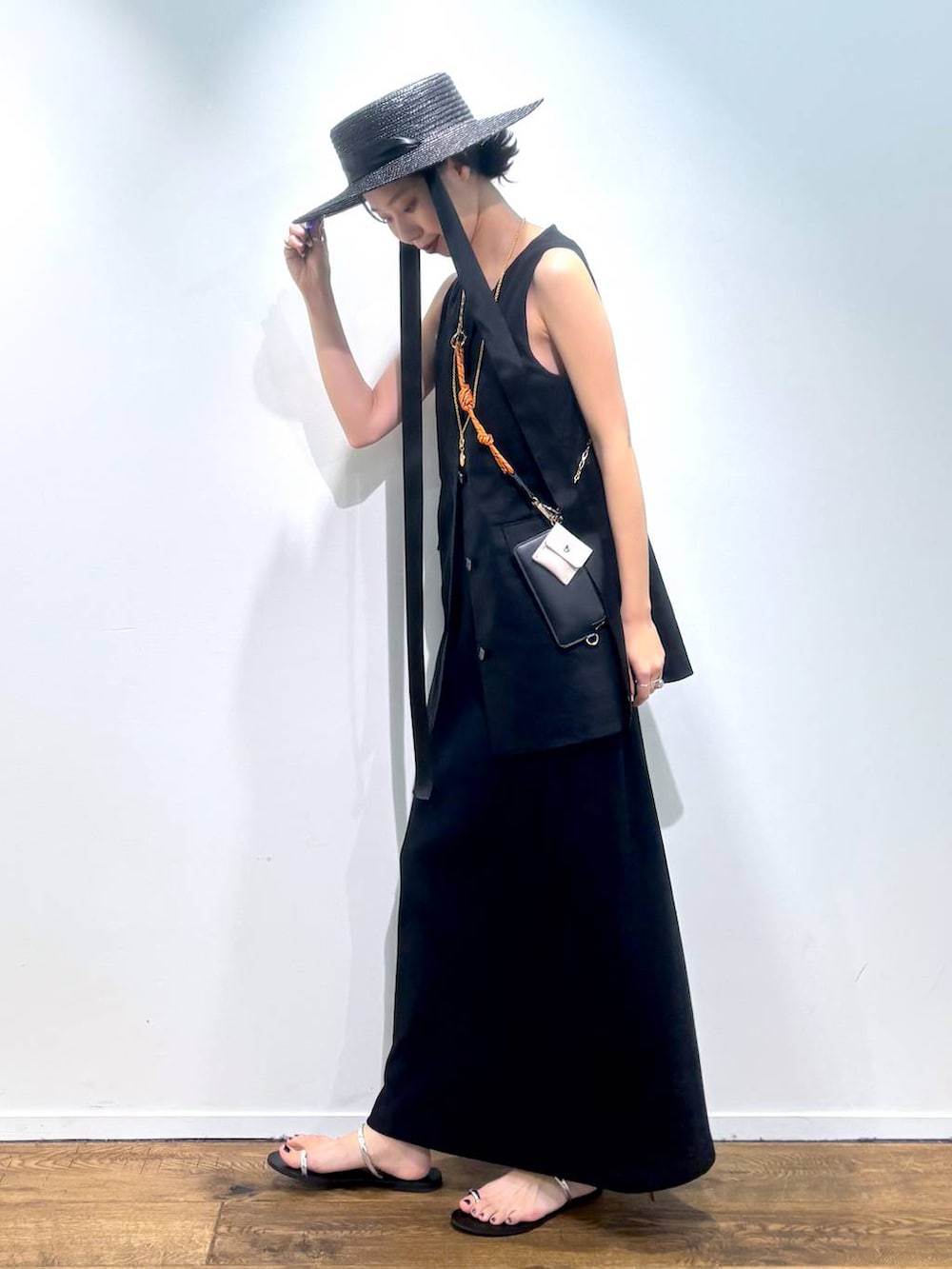 「着痩せ、楽ちんコーデ、女子会、女子ウケ、BABYLONE、着痩せ・細見え、大人カジュアル、トラッド、ナチュラル、高見え、休日コーデ、ハンサム、モード、カジュアル、ワンピース」｜「BABYLONEのリネンレーヨンストレッチジレ（ベスト、ブラック系）」を使った、blmikuroさん（レディース・164cm）の春コーディネートの4枚目の写真