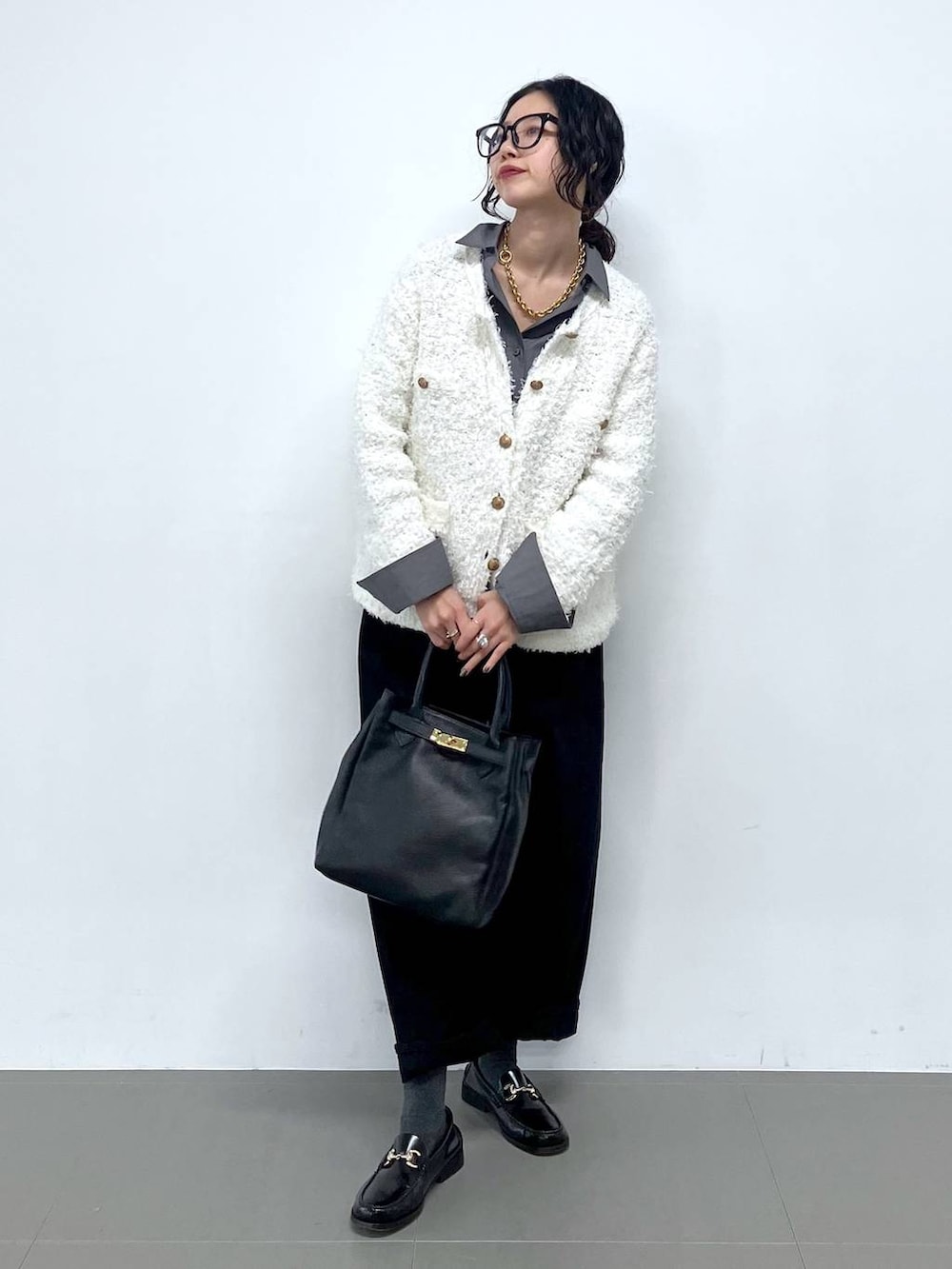 「シャツ、バッグ、トラッド、ナチュラル、高見え、休日コーデ、楽ちんコーデ、女子会、着痩せ、女子ウケ、BABYLONE、着痩せ・細見え、大人カジュアル、カーディガン、ジャケット」｜「Laura LombardiのLaura Lombardi / PORTRAITネックレス（ネックレス、ブラウン系）」を使った、blmikuroさん（レディース・164cm）の冬コーディネートの8枚目の写真