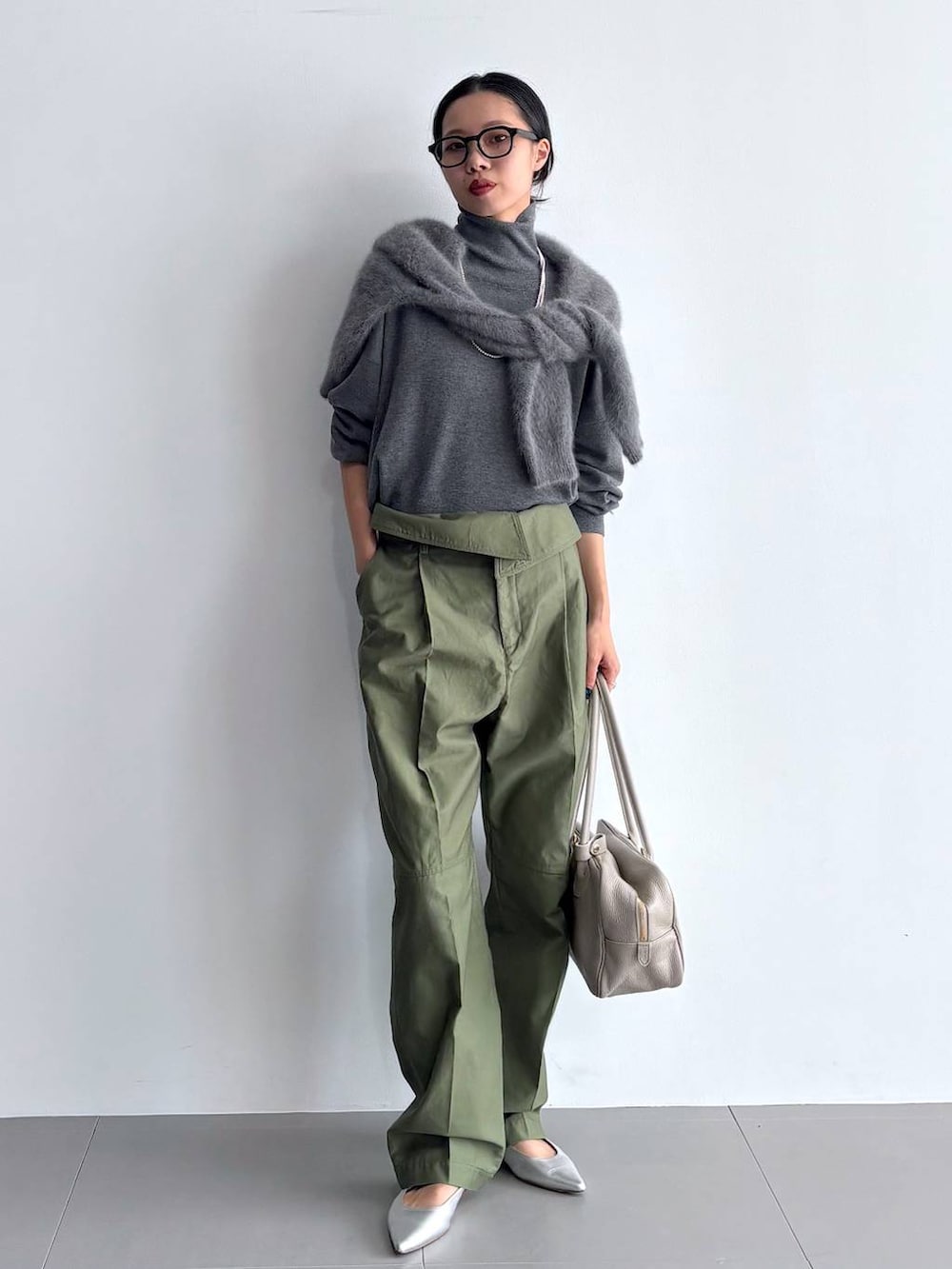 シルバー系のパンプス、グレー系のニット/セーター、グレー系のニット/セーターを着用したレディースの秋コーディネートの5枚目の写真