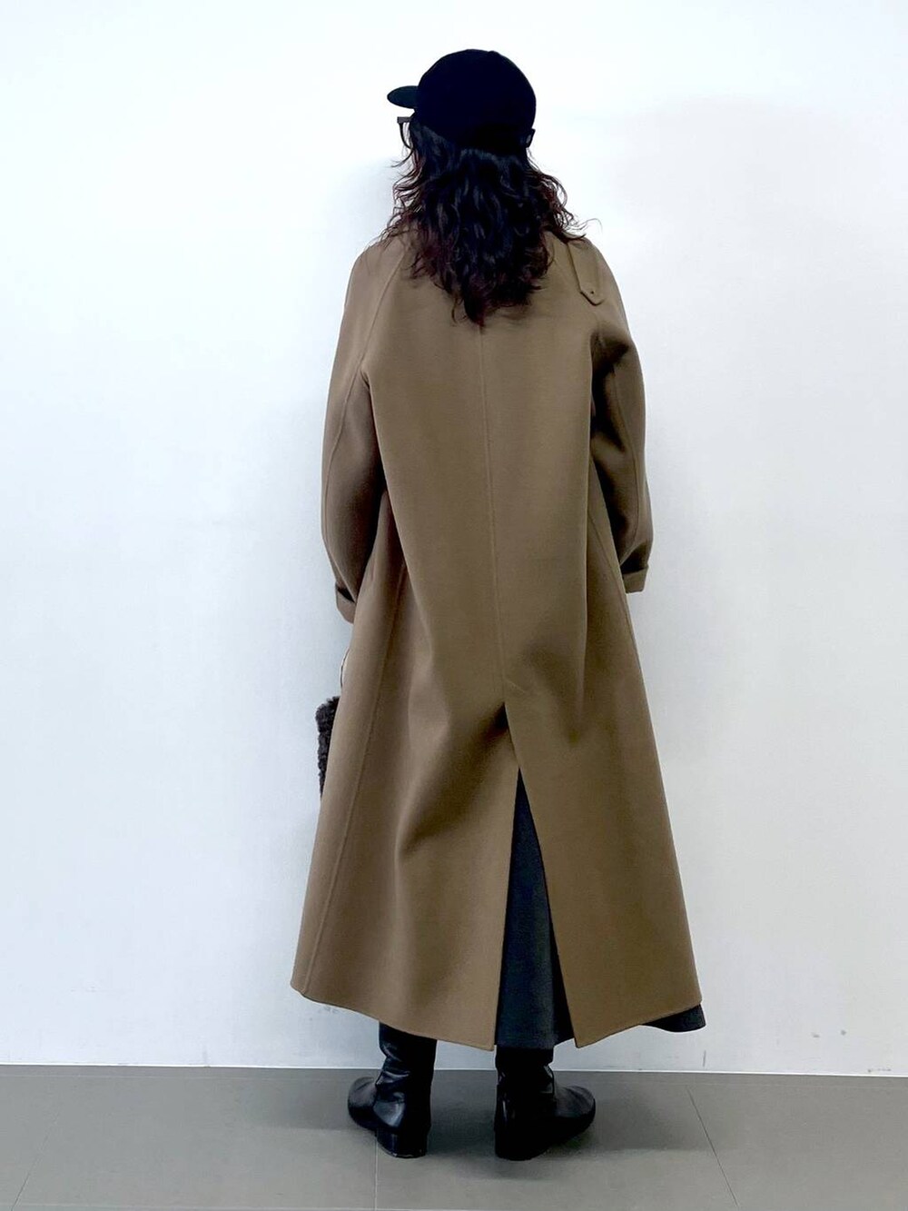 グレー系のハンドバッグ、グレー系のカーディガン/ボレロ、グリーン系のステンカラーコートを着用したレディースの秋コーディネートの9枚目の写真