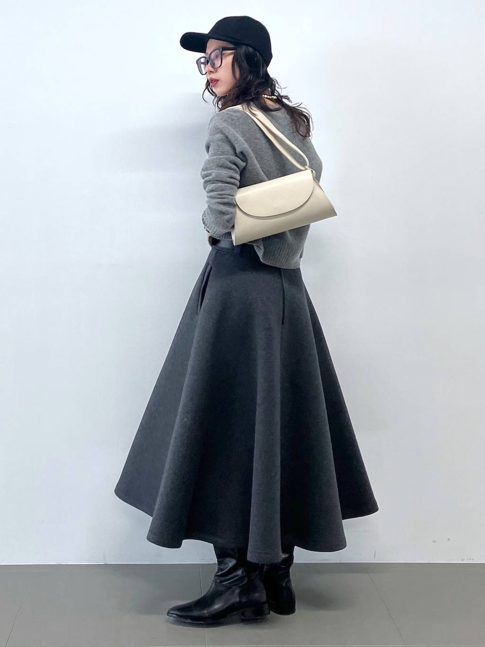 「休日コーデ、モード、トラッド、カジュアル、楽ちんコーデ、女子会、着痩せ、女子ウケ、ハンサム、ナチュラル、BABYLONE、着痩せ・細見え、大人カジュアル、モノトーン、ワントーン」｜「upperhightsの【upper hights】ウールキャップ（キャップ、ブラック系）」を使った、blmikuroさん（レディース・163cm）の秋コーディネートの7枚目の写真