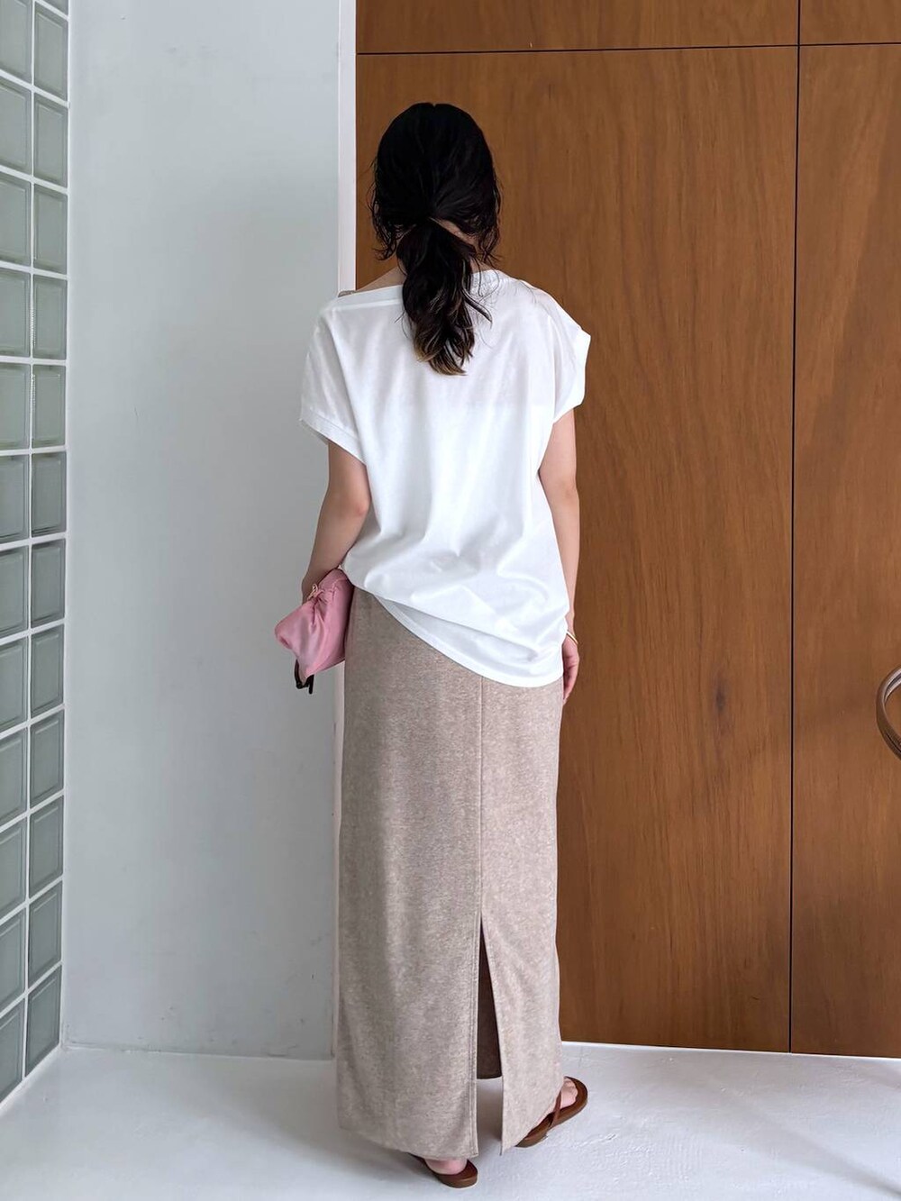 イエロー系のスリッポン、ホワイト系のTシャツ/カットソー、ベージュ系のスカートを着用したレディースの秋コーディネートの2枚目の写真