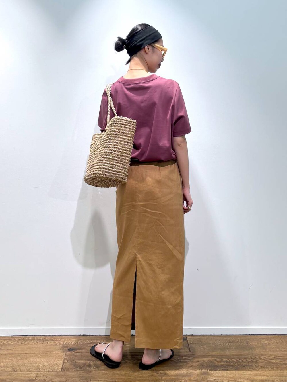 「着痩せ、休日コーデ、楽ちんコーデ、女子会、女子ウケ、BABYLONE、トラッド、ナチュラル、高見え、着痩せ・細見え、大人カジュアル、Tシャツ、スカート、サンダル、ネックレス」｜「BABYLONEの【Haddon&Jones】ラインベルト（ベルト、ブラウン系）」を使った、blmikuroさん（レディース・164cm）の春コーディネートの5枚目の写真