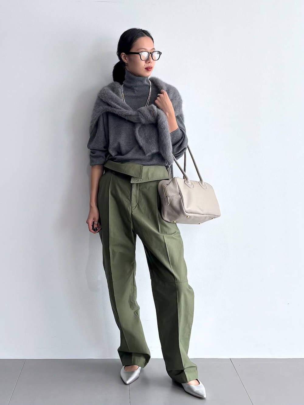 シルバー系のパンプス、グレー系のニット/セーター、グレー系のニット/セーターを着用したレディースの秋コーディネートの8枚目の写真