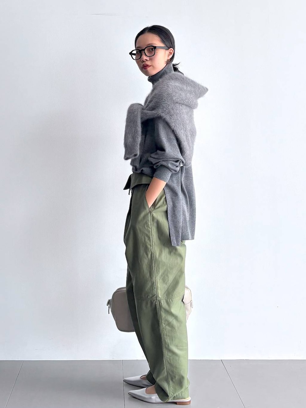 シルバー系のパンプス、グレー系のニット/セーター、グレー系のニット/セーターを着用したレディースの秋コーディネートの7枚目の写真