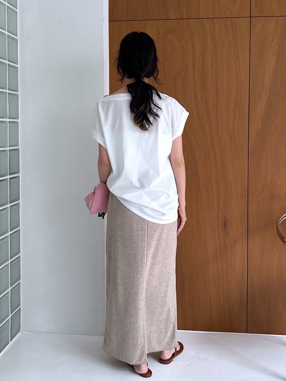 イエロー系のスリッポン、ホワイト系のTシャツ/カットソー、ベージュ系のスカートを着用したレディースの秋コーディネートの7枚目の写真