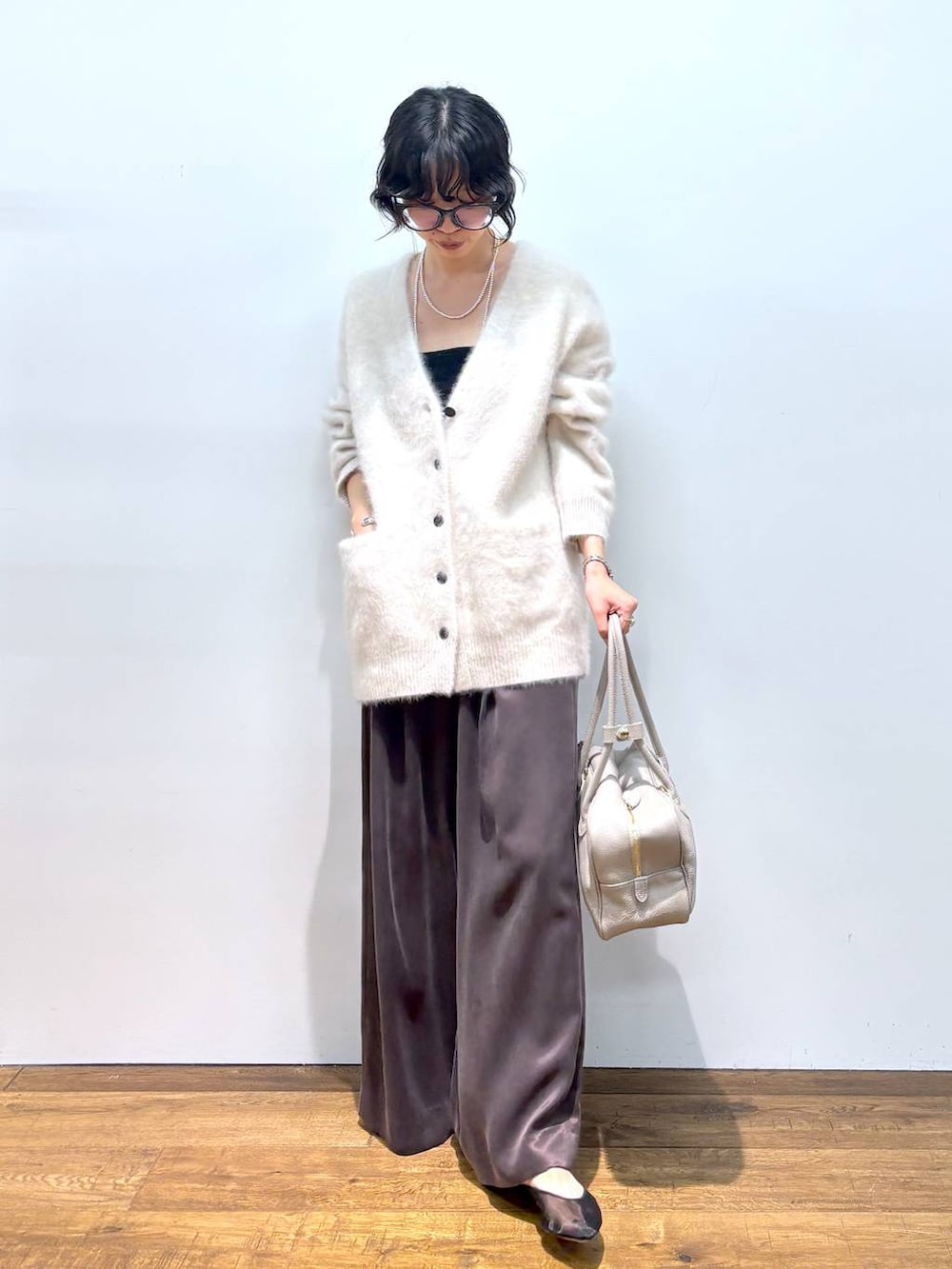 ホワイト系のカーディガン/ボレロ、ブラック系のパンプス、ブラウン系のその他パンツを着用したレディースの秋コーディネートの3枚目の写真