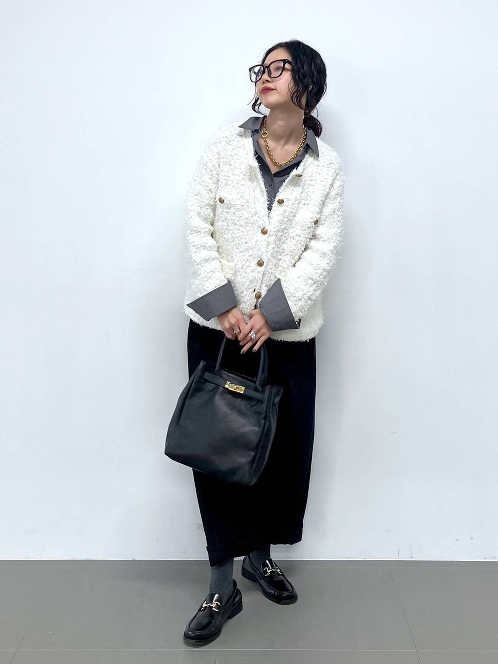 「シャツ、バッグ、トラッド、ナチュラル、高見え、休日コーデ、楽ちんコーデ、女子会、着痩せ、女子ウケ、BABYLONE、着痩せ・細見え、大人カジュアル、カーディガン、ジャケット」｜「Laura LombardiのLaura Lombardi / PORTRAITネックレス（ネックレス、ブラウン系）」を使った、blmikuroさん（レディース・164cm）の冬コーディネートの2枚目の写真