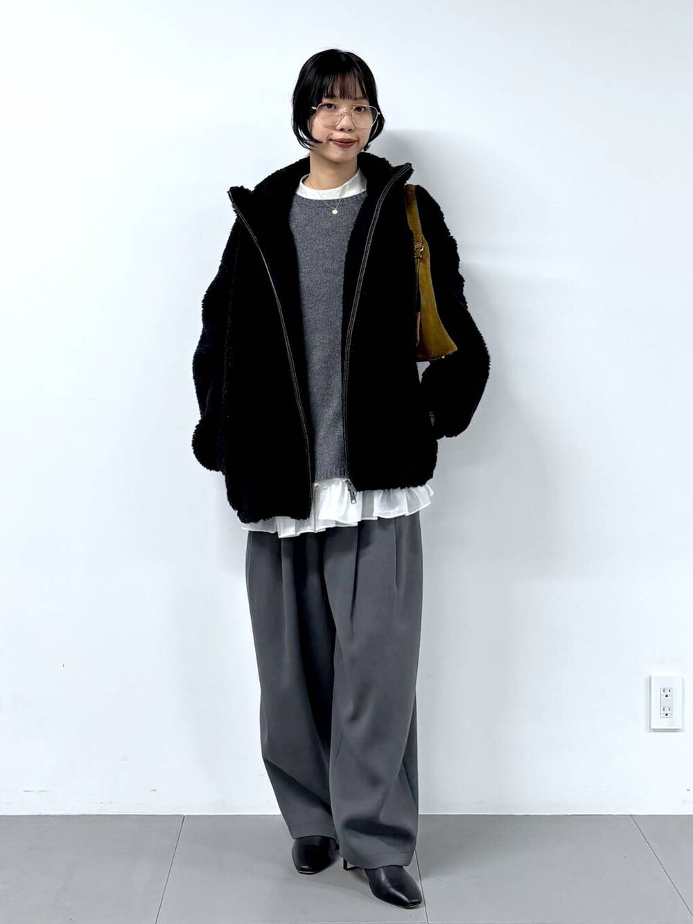 グレー系のその他パンツ、グレー系のニット/セーター、ブラック系のブーツを着用したレディースの冬コーディネートの6枚目の写真