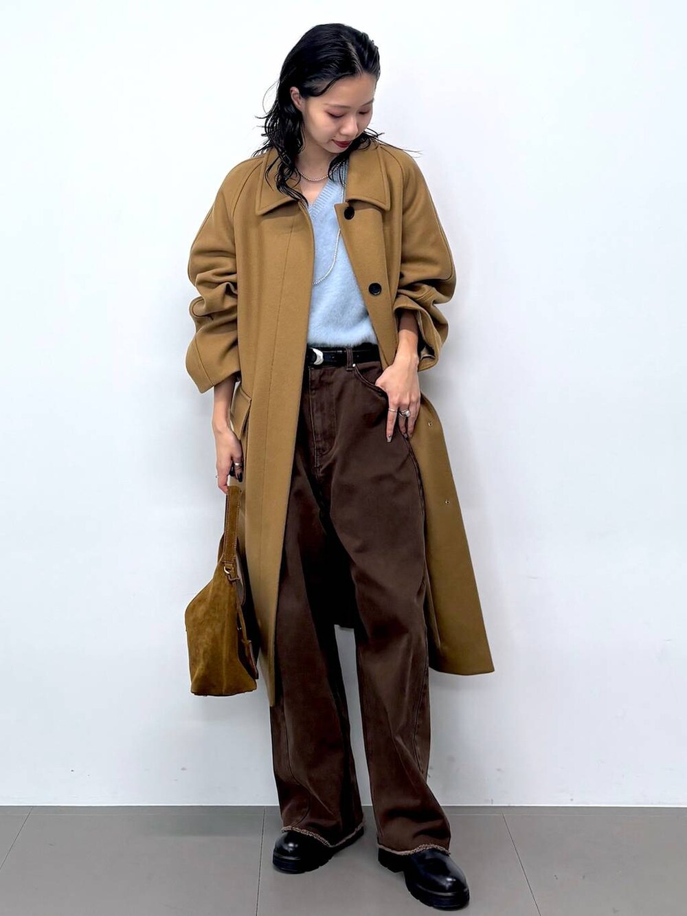 ブルー系のニット/セーター、ブラック系のサンダル、イエロー系のステンカラーコートを着用したレディースの秋コーディネートの7枚目の写真