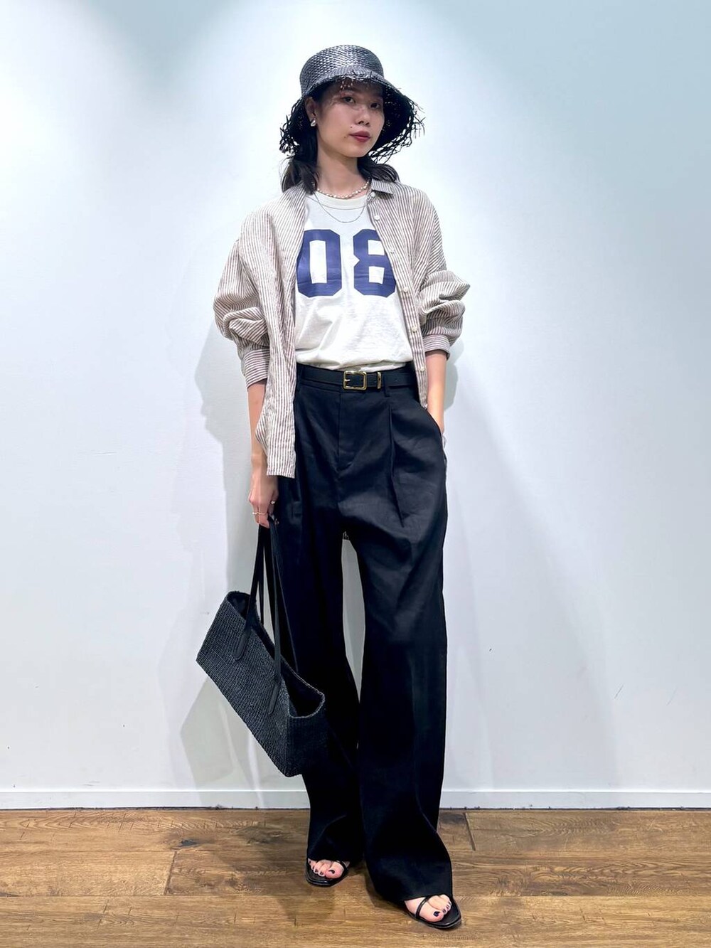 「トラッド、ナチュラル、高見え、休日コーデ、楽ちんコーデ、女子会、着痩せ、女子ウケ、BABYLONE、着痩せ・細見え、大人カジュアル、シャツ、シャツスタイル、Tシャツ、ワイドパンツ」｜「BABYLONEの【WEB限定】ストライプBIGシルエットシャツ（シャツ/ブラウス、ベージュ系）」を使った、blmikuroさん（レディース・164cm）の春コーディネートの4枚目の写真