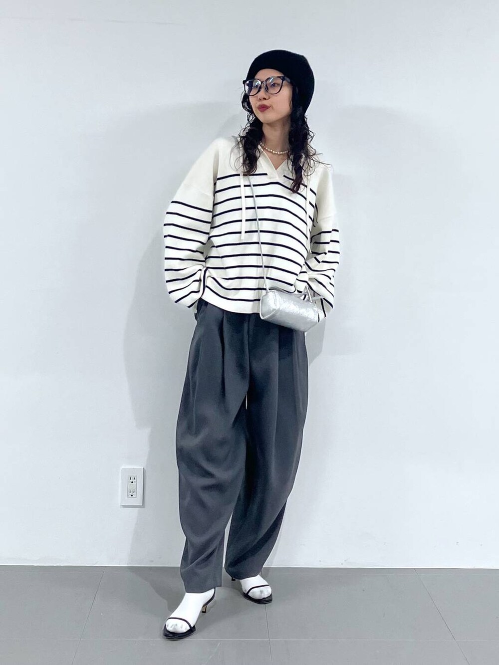 シルバー系のショルダーバッグ、グレー系のその他パンツ、ホワイト系のニット/セーターを着用したレディースの冬コーディネートの4枚目の写真
