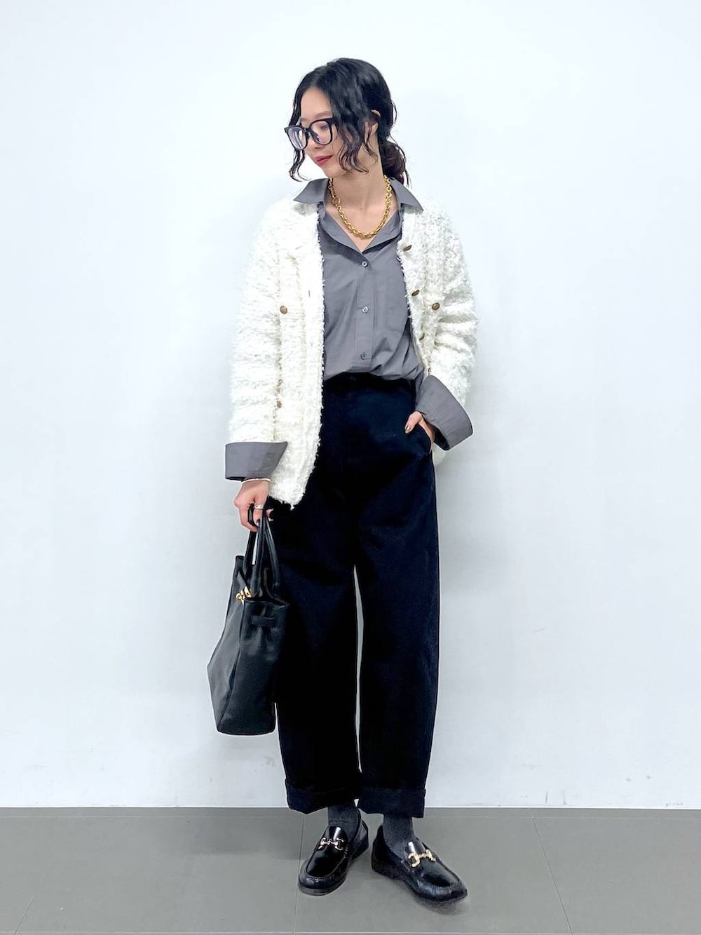 「シャツ、バッグ、トラッド、ナチュラル、高見え、休日コーデ、楽ちんコーデ、女子会、着痩せ、女子ウケ、BABYLONE、着痩せ・細見え、大人カジュアル、カーディガン、ジャケット」｜「Laura LombardiのLaura Lombardi / PORTRAITネックレス（ネックレス、ブラウン系）」を使った、blmikuroさん（レディース・164cm）の冬コーディネートの5枚目の写真