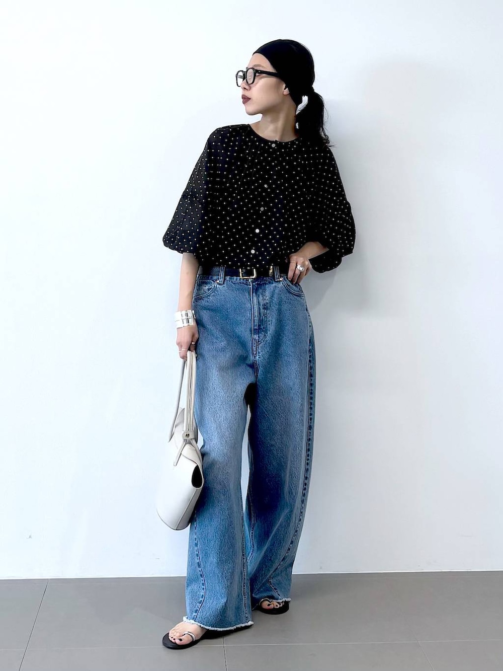 「トラッド、ナチュラル、高見え、休日コーデ、楽ちんコーデ、女子会、着痩せ、女子ウケ、BABYLONE、着痩せ・細見え、大人カジュアル、デニムパンツ、ブラウス、サンダル、バッグ」｜「BABYLONEのレザーベルト（ベルト、ブラック系）」を使った、blmikuroさん（レディース・164cm）の春コーディネートの4枚目の写真