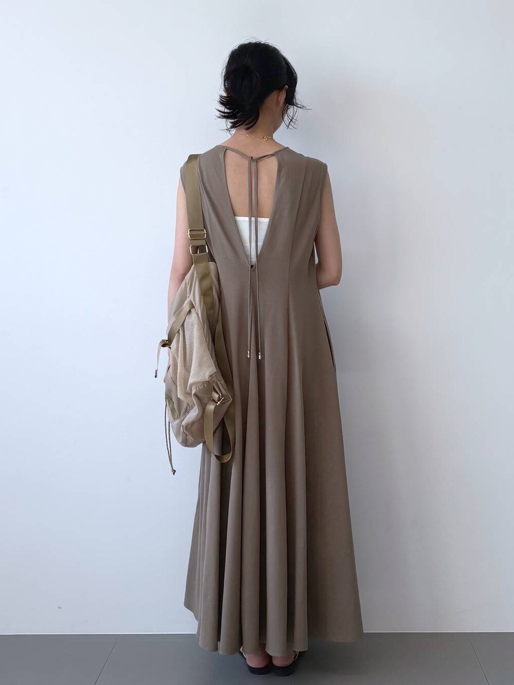 ブラック系のサンダル、ブラウン系のワンピース、ベージュ系のバックパック/リュックを着用したレディースの夏コーディネートの9枚目の写真