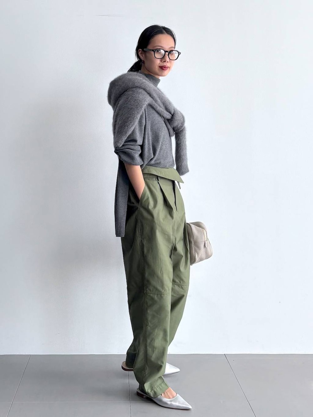 シルバー系のパンプス、グレー系のニット/セーター、グレー系のニット/セーターを着用したレディースの秋コーディネートの3枚目の写真