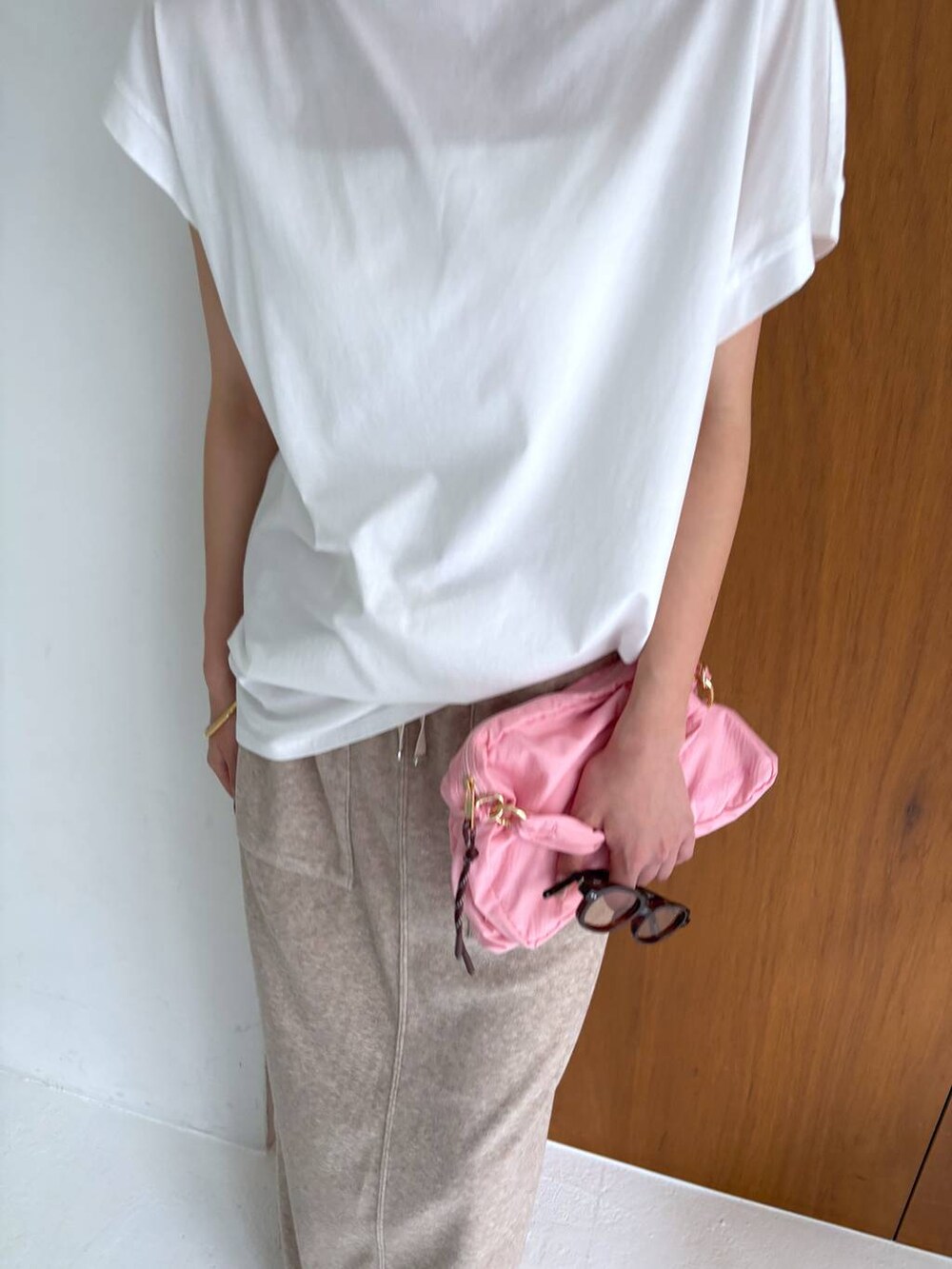イエロー系のスリッポン、ホワイト系のTシャツ/カットソー、ベージュ系のスカートを着用したレディースの秋コーディネートの8枚目の写真