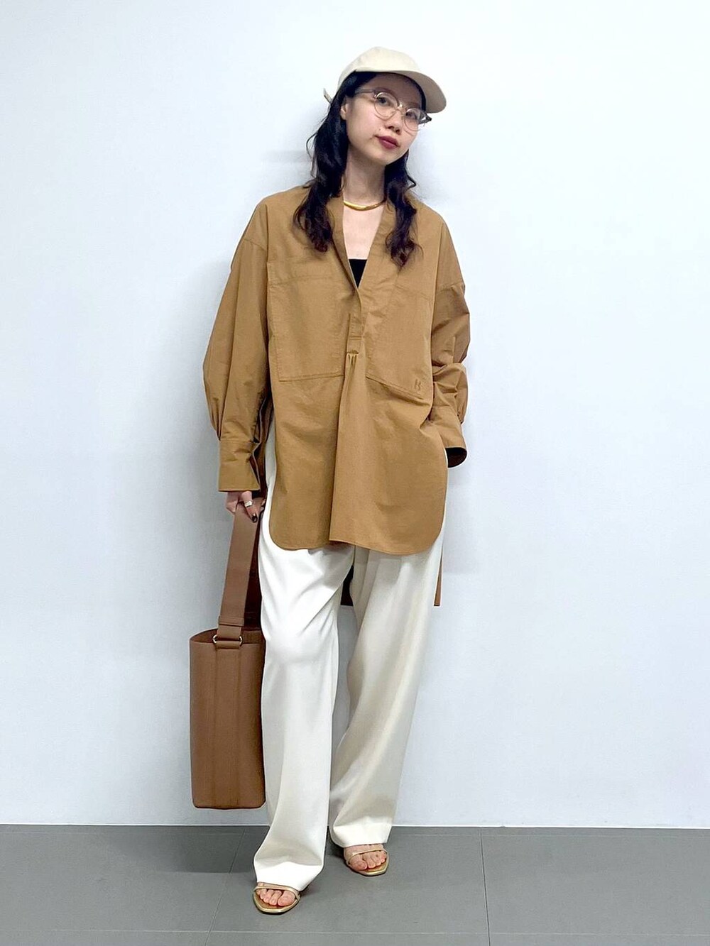「トラッド、ナチュラル、高見え、休日コーデ、楽ちんコーデ、女子会、着痩せ、女子ウケ、BABYLONE、着痩せ・細見え、大人カジュアル、ブラウス、パンツ、スラックス、サンダル」｜「BABYLONEの3タックテーパードパンツ（その他パンツ、ホワイト系）」を使った、blmikuroさん（レディース・164cm）の春コーディネートの9枚目の写真