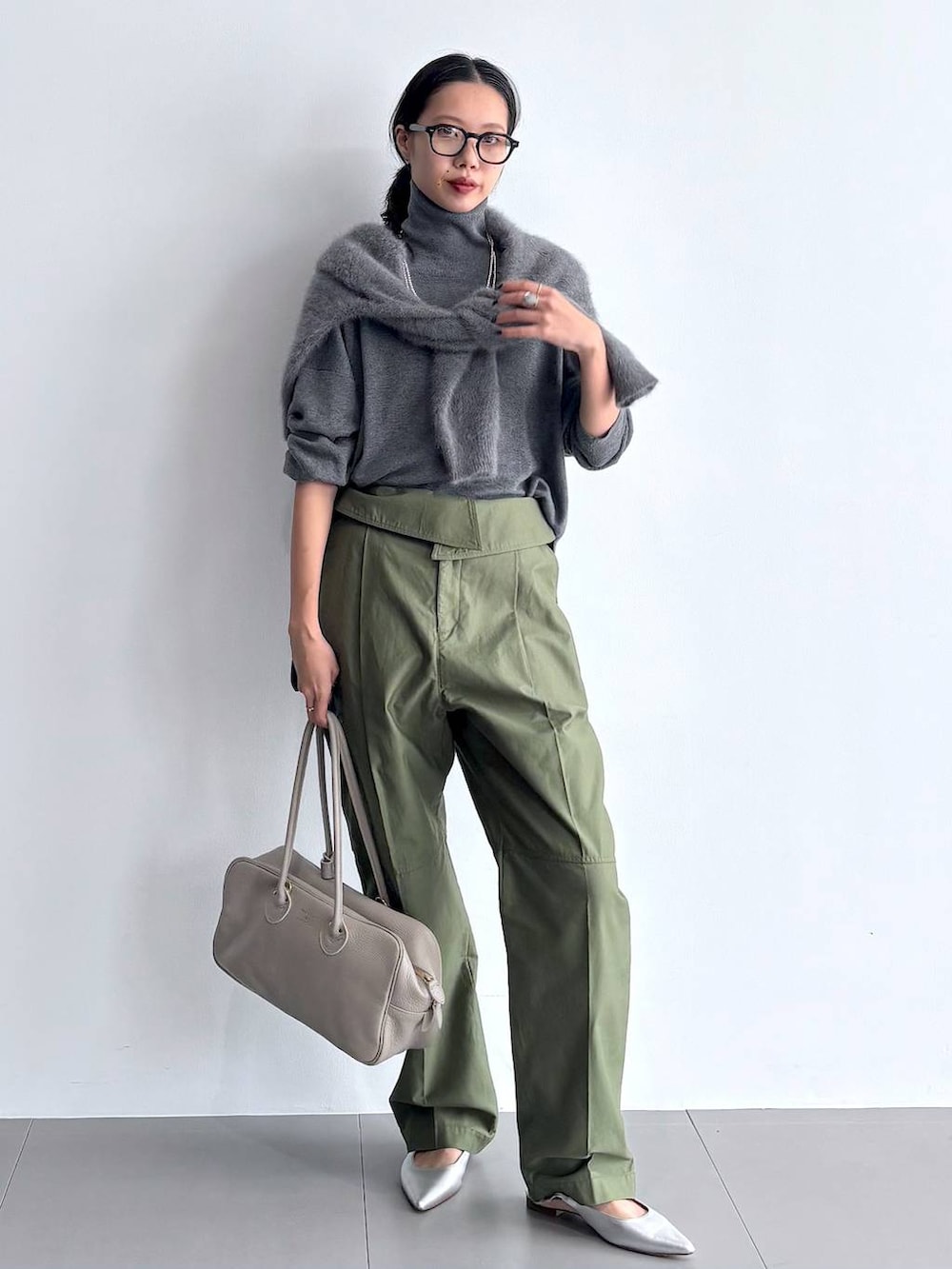 シルバー系のパンプス、グレー系のニット/セーター、グレー系のニット/セーターを着用したレディースの秋コーディネートの6枚目の写真