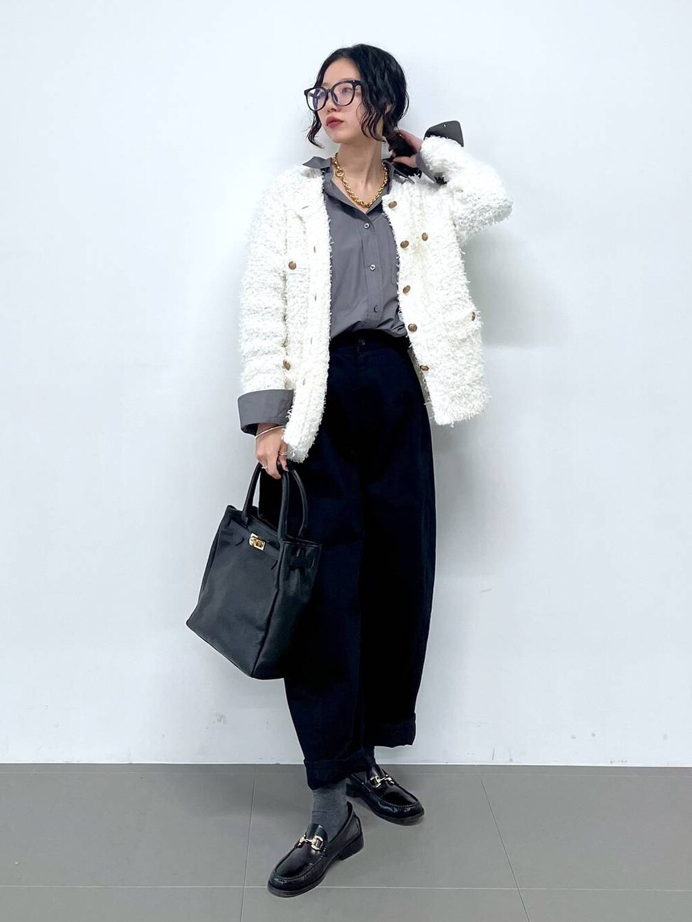 「シャツ、バッグ、トラッド、ナチュラル、高見え、休日コーデ、楽ちんコーデ、女子会、着痩せ、女子ウケ、BABYLONE、着痩せ・細見え、大人カジュアル、カーディガン、ジャケット」｜「Laura LombardiのLaura Lombardi / PORTRAITネックレス（ネックレス、ブラウン系）」を使った、blmikuroさん（レディース・164cm）の冬コーディネートの7枚目の写真