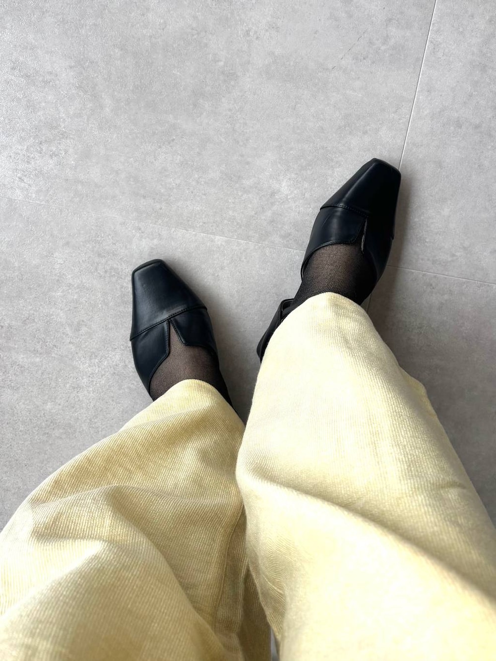ブラック系のパンプスを着用したレディースの春コーディネートの3枚目の写真