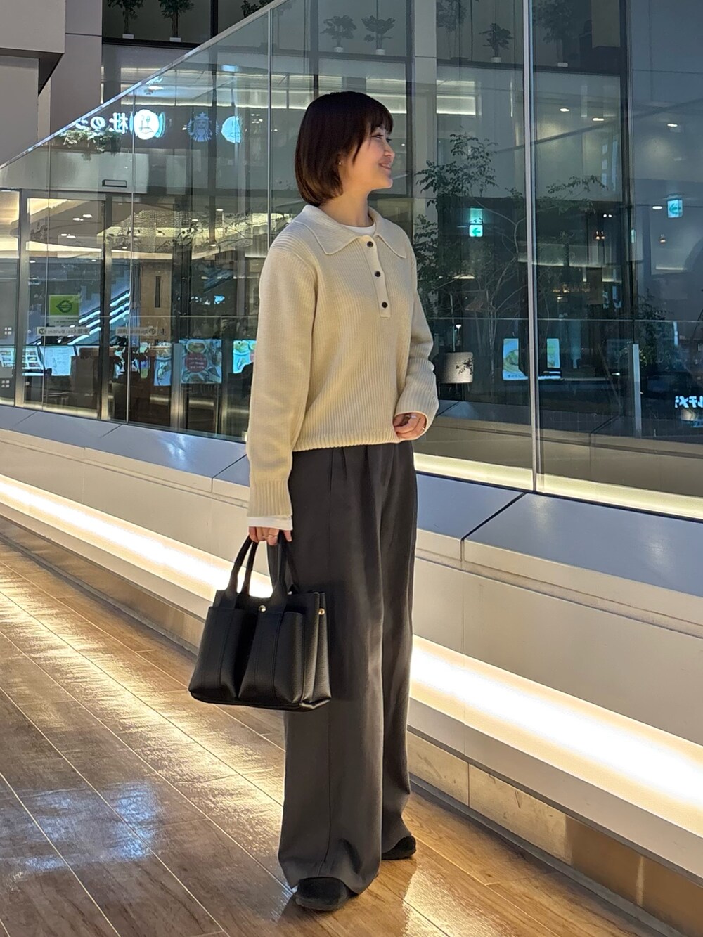 グレー系のニット/セーター、ホワイト系のTシャツ/カットソー、ブラック系のサンダルを着用したレディースの冬コーディネートの4枚目の写真