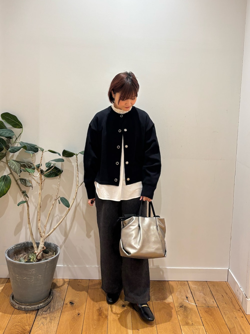 ブラック系のカーディガン/ボレロ、ホワイト系のシャツ/ブラウス、グレー系のその他パンツを着用したレディースの冬コーディネートの2枚目の写真