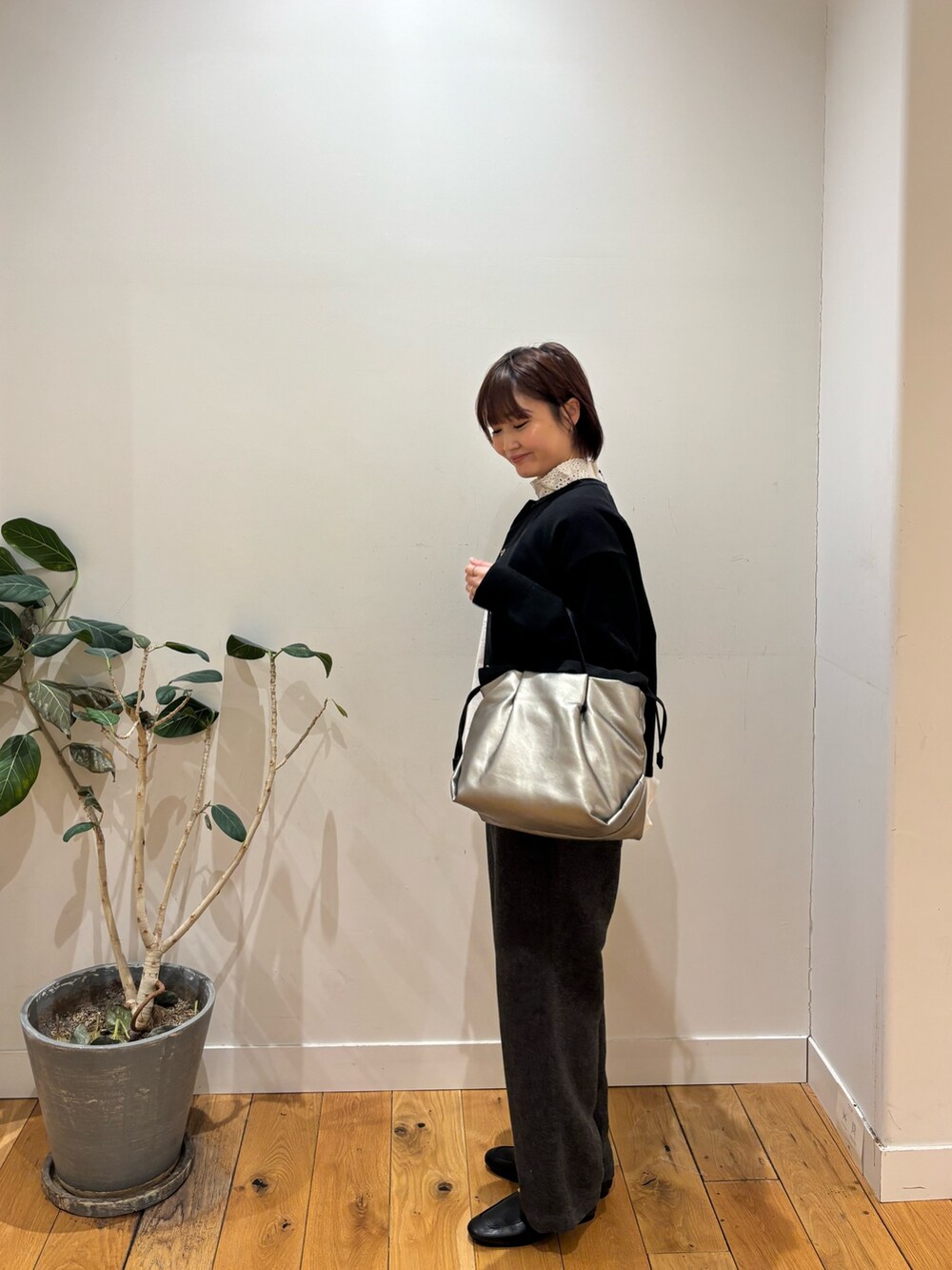 ブラック系のカーディガン/ボレロ、ホワイト系のシャツ/ブラウス、グレー系のその他パンツを着用したレディースの冬コーディネートの6枚目の写真